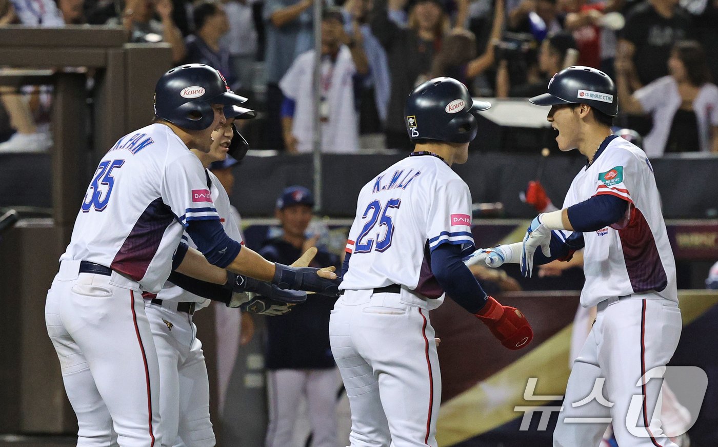 13일&#40;현지시간&#41; 오후 대만 타이베이시 타이베이돔에서 열린 2024 WBSC 프리미어12 B조 예선 대한민국과 대만의 경기, 2회말 대만 공격 2사만루 상황에서 천천웨이가 대한민국 선발 고영표를 상대로 만루 홈런으로 득점하고 있다. 2024.11.13/뉴스1 ⓒ News1 장수영 기자