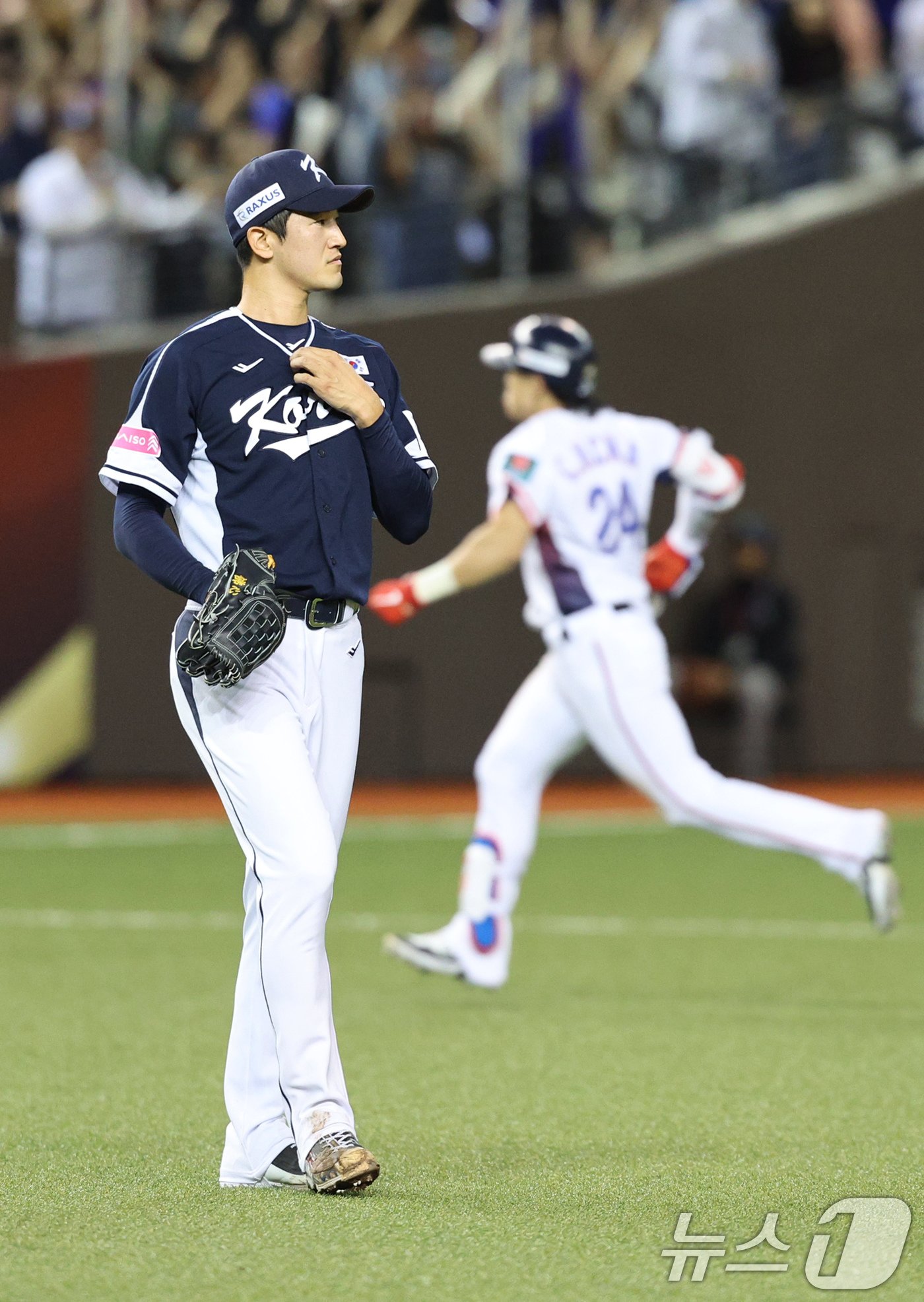 13일&#40;현지시간&#41; 오후 대만 타이베이시 타이베이돔에서 열린 2024 WBSC 프리미어12 B조 예선 대한민국과 대만의 경기, 2회말 대만 공격 2사 2루 상황에서 대한민국 선발 고영표가 천제슈엔에게 투런 홈런을 허용하고 있다. 2024.11.13/뉴스1 ⓒ News1 장수영 기자