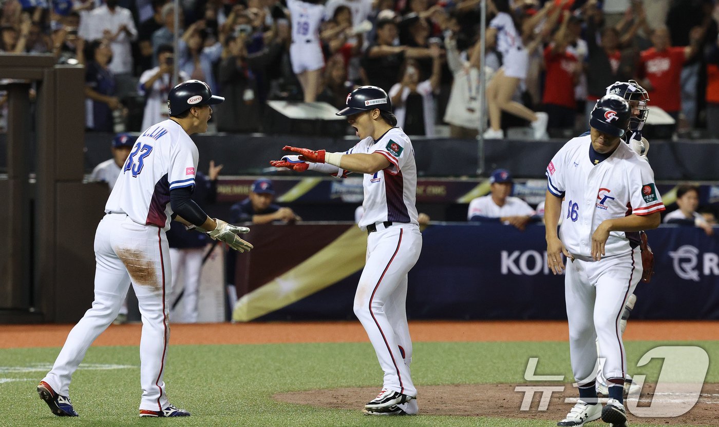 13일&#40;현지시간&#41; 오후 대만 타이베이시 타이베이돔에서 열린 2024 WBSC 프리미어12 B조 예선 대한민국과 대만의 경기, 2회말 대만 공격 2사 2루 상황에서 대만 천제슈엔이 대한민국 선발 고영표에게 투런을 친 뒤 동료들과 환호하고 있다. 2024.11.13/뉴스1 ⓒ News1 장수영 기자