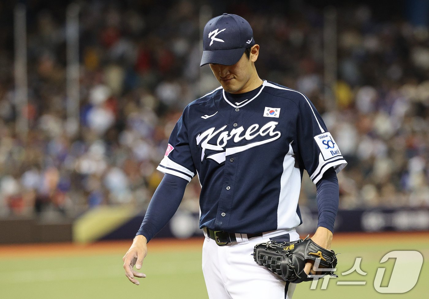 13일&#40;현지시간&#41; 오후 대만 타이베이시 타이베이돔에서 열린 2024 WBSC 프리미어12 B조 예선 대한민국과 대만의 경기, 2회말 대한민국 선발 고영표가 만루 홈런과 투런 홈런을 허용한 뒤 이닝을 마치고 있다. 2024.11.13/뉴스1 ⓒ News1 장수영 기자