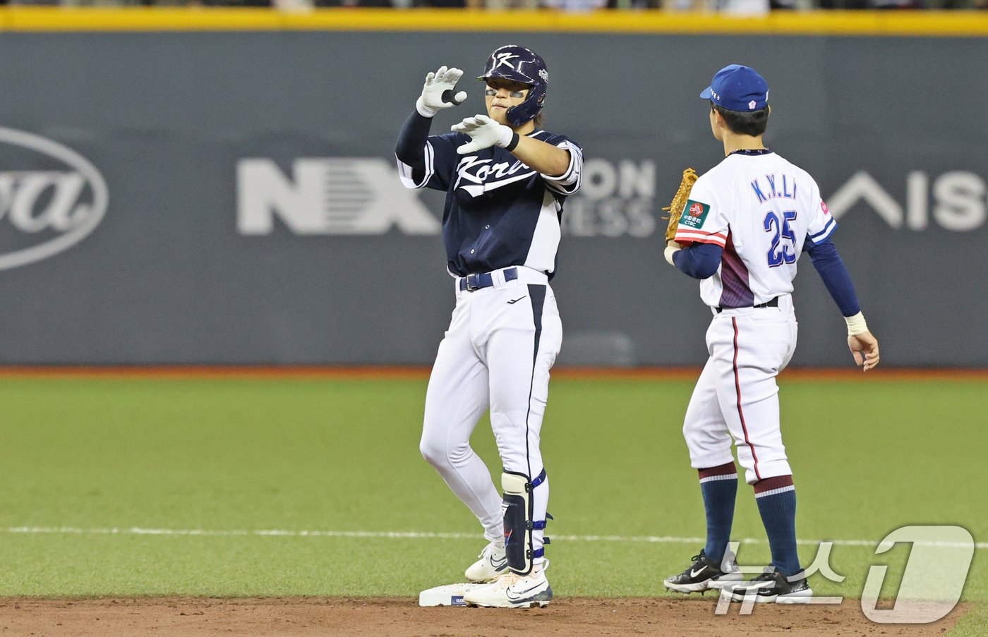 13일&#40;현지시간&#41; 오후 대만 타이베이시 타이베이돔에서 열린 2024 WBSC 프리미어12 B조 예선 대한민국과 대만의 경기, 4회초 대한민국 공격 1사 2루 상황에서 김도영이 1타점 2루타를 친 뒤 아파트 세리머니 하고 있다. 2024.11.13/뉴스1 ⓒ News1 장수영 기자