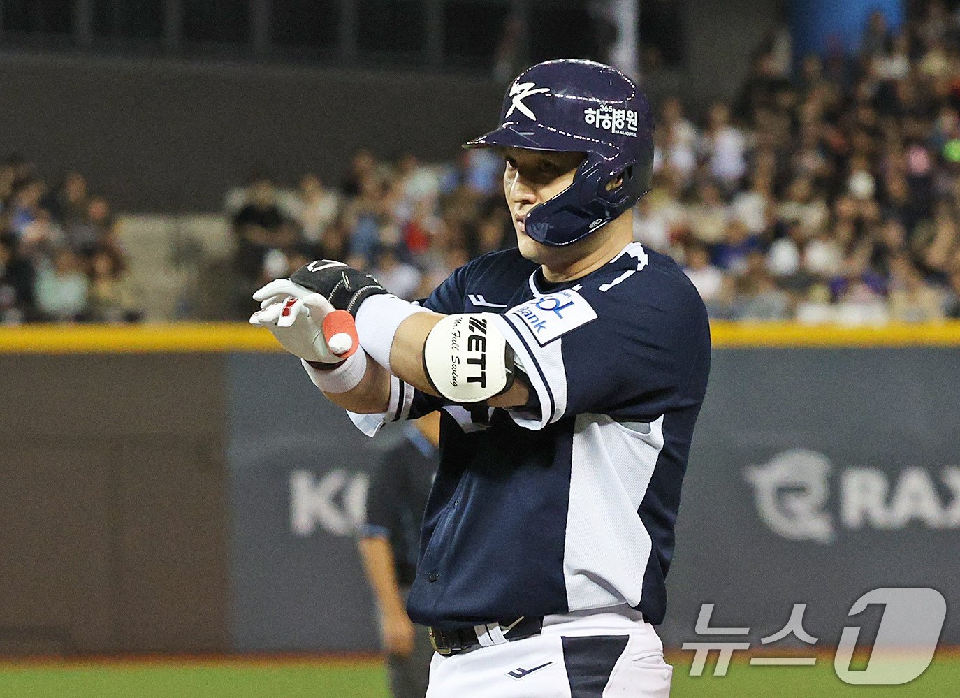 본문 이미지 - 13일(현지시간) 오후 대만 타이베이시 타이베이돔에서 열린 2024 WBSC 프리미어12 B조 예선 대한민국과 대만의 경기, 4회초 대한민국 공격 2사 3루 상황에서 박동원이 1타점 적시타를 친 뒤 아파트 세리머니 하고 있다. 2024.11.13/뉴스1 ⓒ News1 장수영 기자