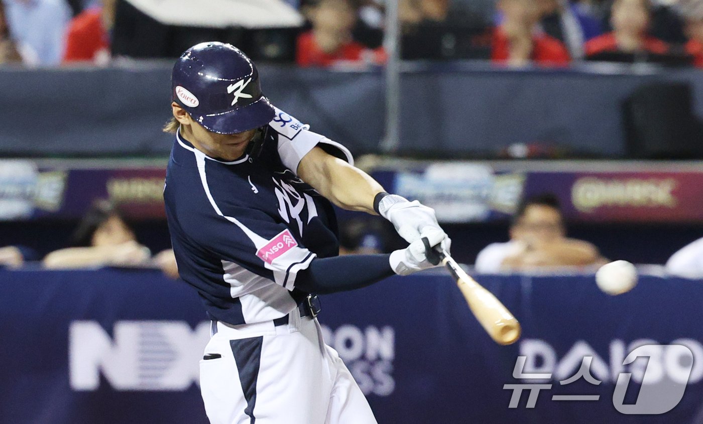 13일&#40;현지시간&#41; 오후 대만 타이베이시 타이베이돔에서 열린 2024 WBSC 프리미어12 B조 예선 대한민국과 대만의 경기, 4회초 대한민국 공격 1사 2루 상황에서 김도영이 1타점 2루타를 치고 있다. 2024.11.13/뉴스1 ⓒ News1 장수영 기자