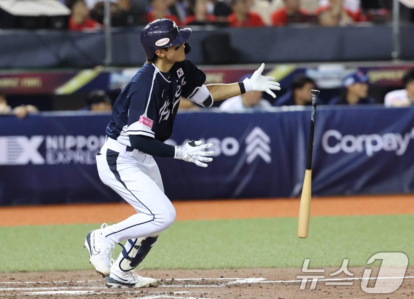 In the 2024 WBSC Premier 12 Group B preliminary game between Korea and Taiwan held at Taipei Dome in Taipei, Taiwan on the afternoon of the 13th (local time), Kim Do-young hits an RBI double in the top of the 4th inning with Korea's attack on 1 out and 2nd base. 2024.11.13/News1 ⓒ News1 Reporter Jang Soo-young
