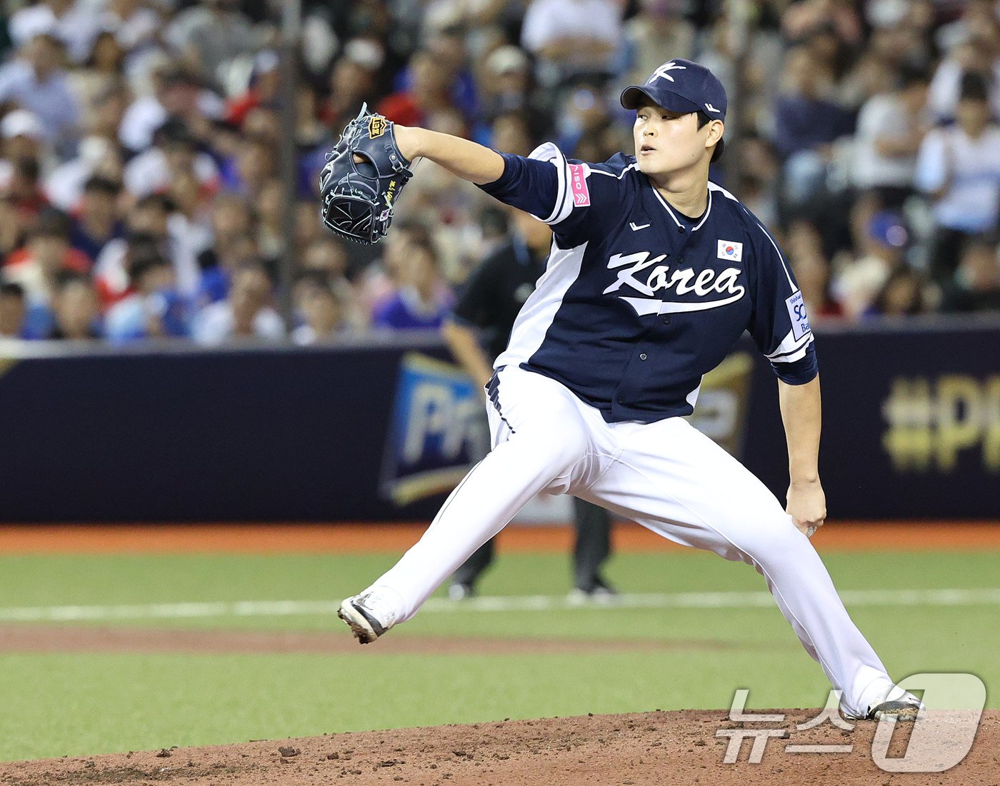 13일&#40;현지시간&#41; 오후 대만 타이베이시 타이베이돔에서 열린 2024 WBSC 프리미어12 B조 예선 대한민국과 대만의 경기, 3회말 대한민국 최지민이 마운드에 올라 역투하고 있다. 2024.11.13/뉴스1 ⓒ News1 장수영 기자