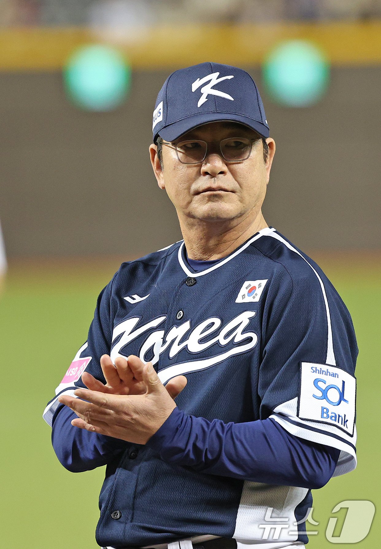 본문 이미지 - 13일(현지시간) 오후 대만 타이베이시 타이베이돔에서 열린 2024 WBSC 프리미어12 B조 예선 대한민국과 대만의 경기에 앞서 류중일 감독이 박수치고 있다. 2024.11.13/뉴스1 ⓒ News1 장수영 기자