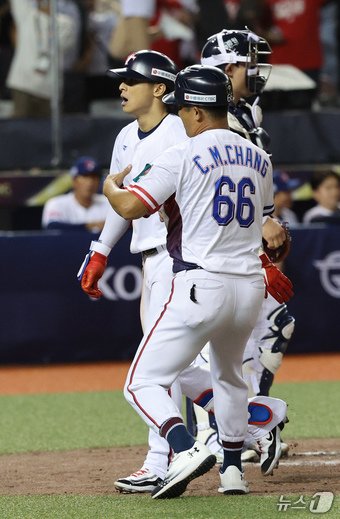 In the 2024 WBSC Premier 12 Group B preliminary game between Korea and Taiwan held at Taipei Dome in Taipei City, Taiwan on the afternoon of the 13th (local time), with Taiwan's attack on 2 outs and 2nd base in the bottom of the 2nd inning, Taiwan's Cheon Je-shuen hit a two-run hit by Korea's starter Ko Young-pyo. Cheering with colleagues behind him. 2024.11.13/News1 ⓒ News1 Reporter Jang Soo-young