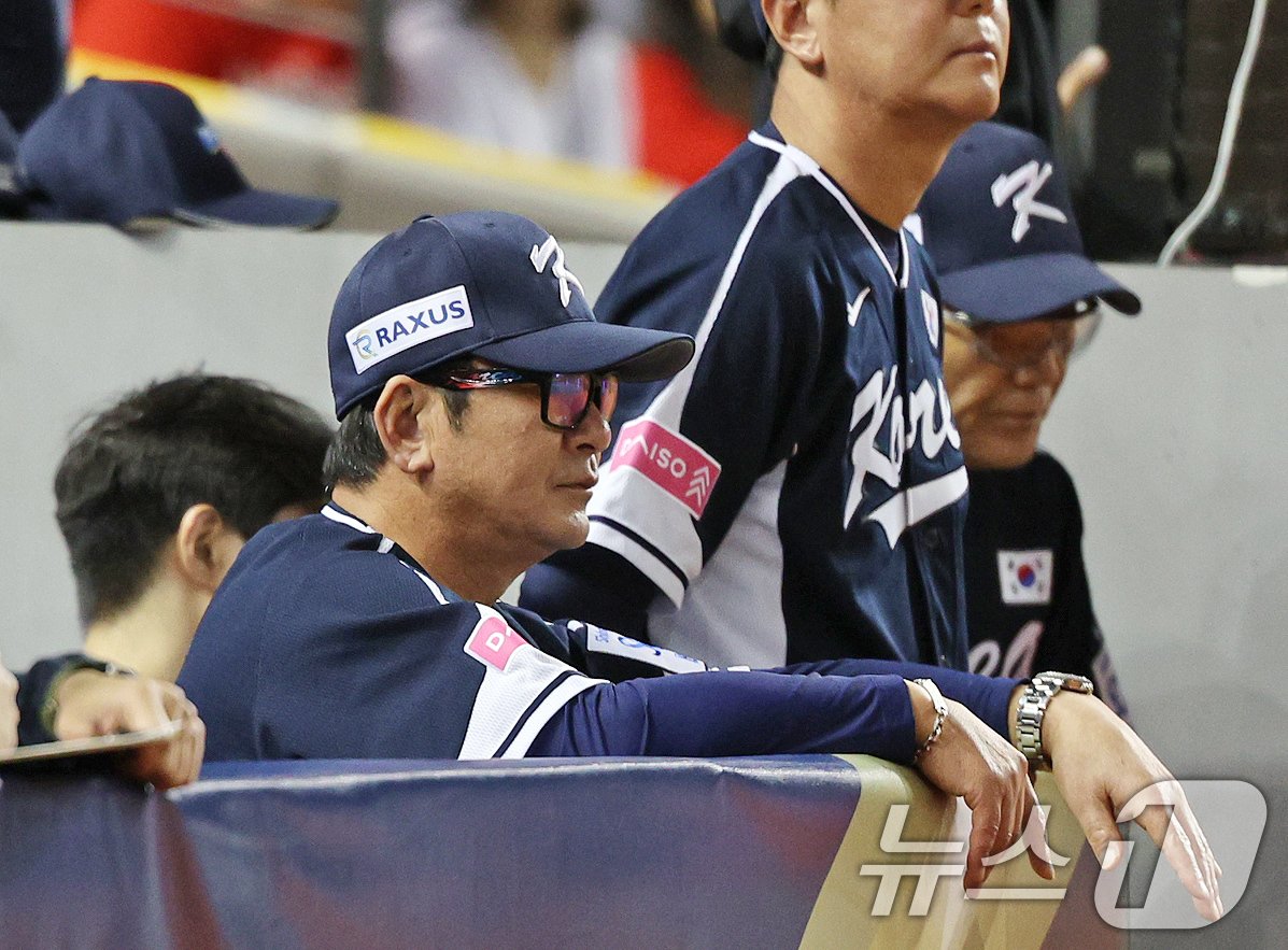 본문 이미지 - 13일&#40;현지시간&#41; 오후 대만 타이베이시 타이베이돔에서 열린 2024 WBSC 프리미어12 B조 예선 대한민국과 대만의 경기, 류중일 감독이 경기를 바라보고 있다. 2024.11.13/뉴스1 ⓒ News1 장수영 기자