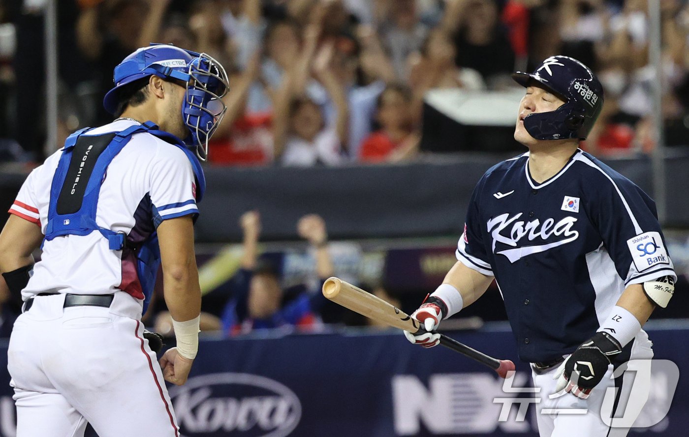 본문 이미지 - 13일&#40;현지시간&#41; 오후 대만 타이베이시 타이베이돔에서 열린 2024 WBSC 프리미어12 B조 예선 대한민국과 대만의 경기, 6회초 대한민국 공격 2사 2루 상황에서 박동원이 헛스윙 삼진으로 아웃되자 아쉬워하고 있다. 2024.11.13/뉴스1 ⓒ News1 장수영 기자