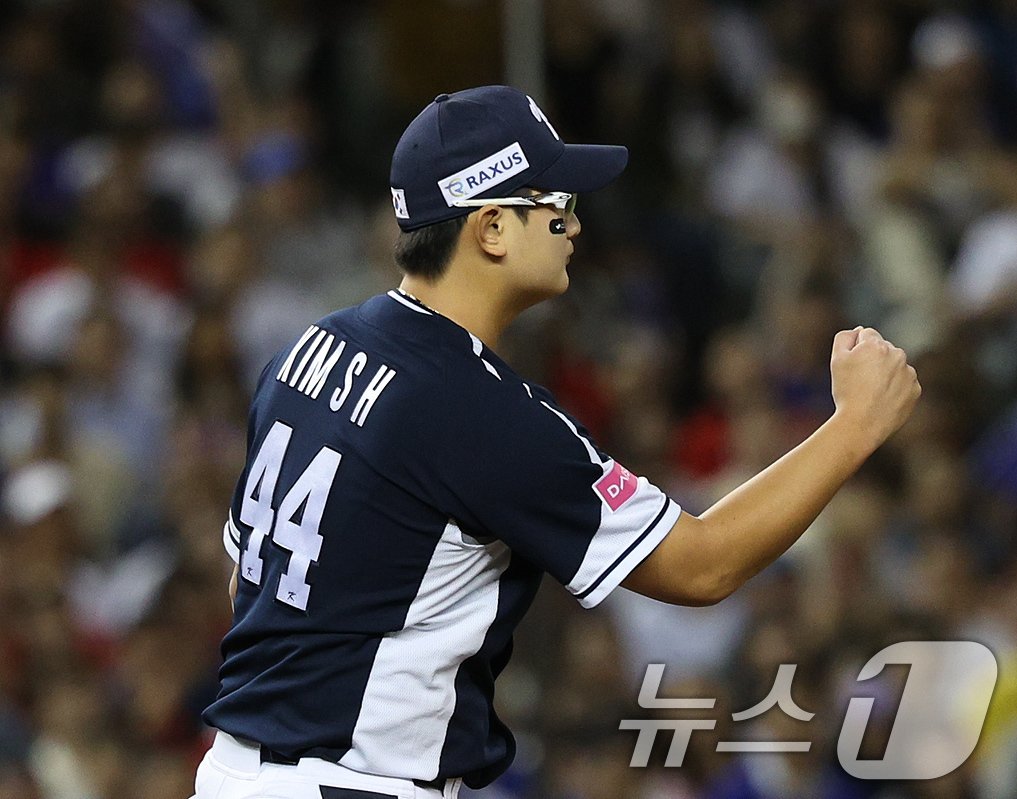 본문 이미지 - 13일&#40;현지시간&#41; 오후 대만 타이베이시 타이베이돔에서 열린 2024 WBSC 프리미어12 B조 예선 대한민국과 대만의 경기, 6회말 대만공격 무사 1루 상황에서 대한민국 김서현이 병살처리 한 뒤 주먹을 쥐고 있다. 2024.11.13/뉴스1 ⓒ News1 장수영 기자