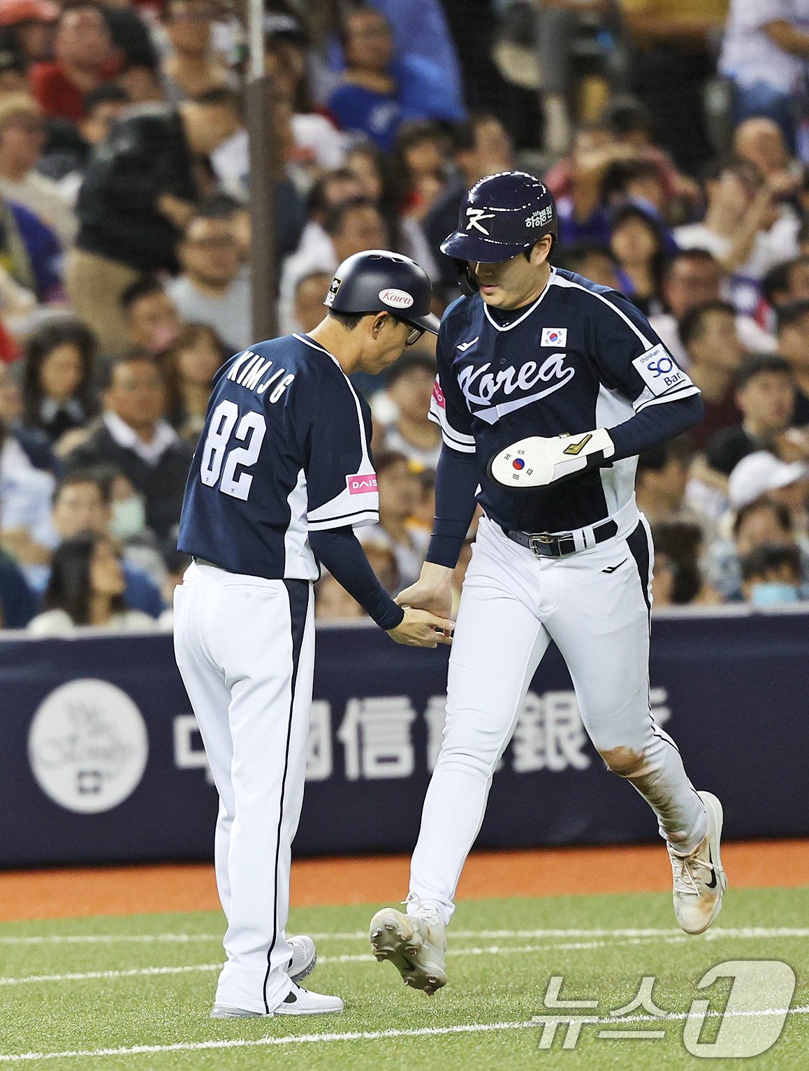 13일&#40;현지시간&#41; 오후 대만 타이베이시 타이베이돔에서 열린 2024 WBSC 프리미어12 B조 예선 대한민국과 대만의 경기, 7회초 대한민국 공격 1사 상황에서 나승엽이 솔로홈런을 친 뒤 홈을 향해 달리고 있다. 2024.11.13/뉴스1 ⓒ News1 장수영 기자