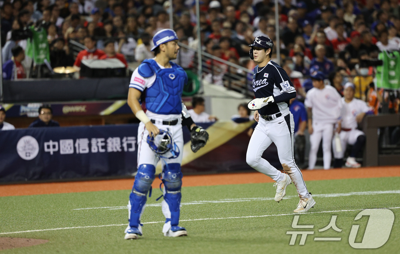 (타이베이(대만)=뉴스1) 장수영 기자 = 13일(현지시간) 오후 대만 타이베이시 타이베이돔에서 열린 2024 WBSC 프리미어12 B조 예선 대한민국과 대만의 경기, 7회초 대한 …