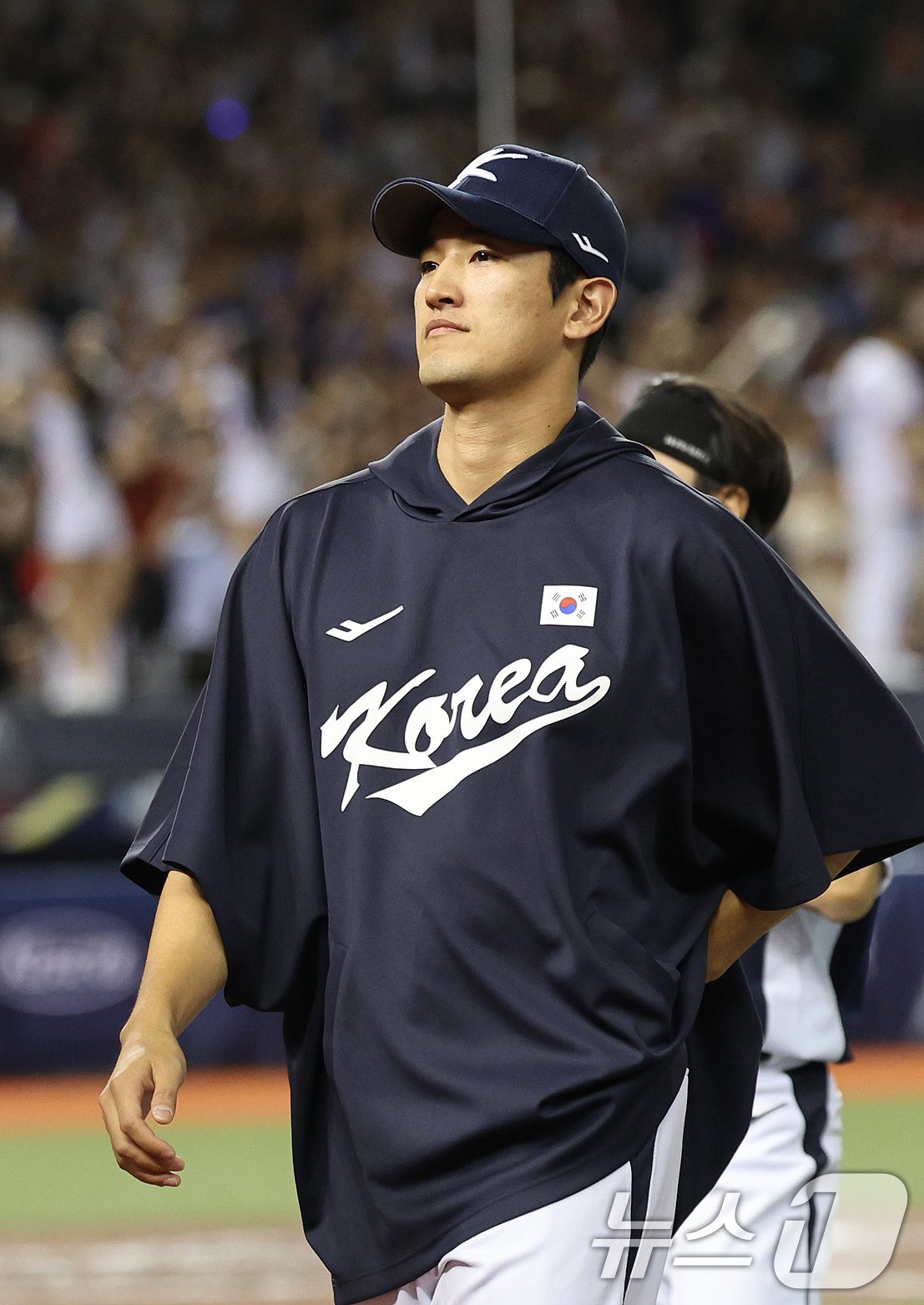 본문 이미지 - 13일&#40;현지시간&#41; 오후 대만 타이베이시 타이베이돔에서 열린 2024 WBSC 프리미어12 B조 예선 대한민국과 대만의 경기에서 3대 6으로 패배한 뒤 대한민국 선발 고영표가 경기장을 나서고 있다. 2024.11.13/뉴스1 ⓒ News1 장수영 기자
