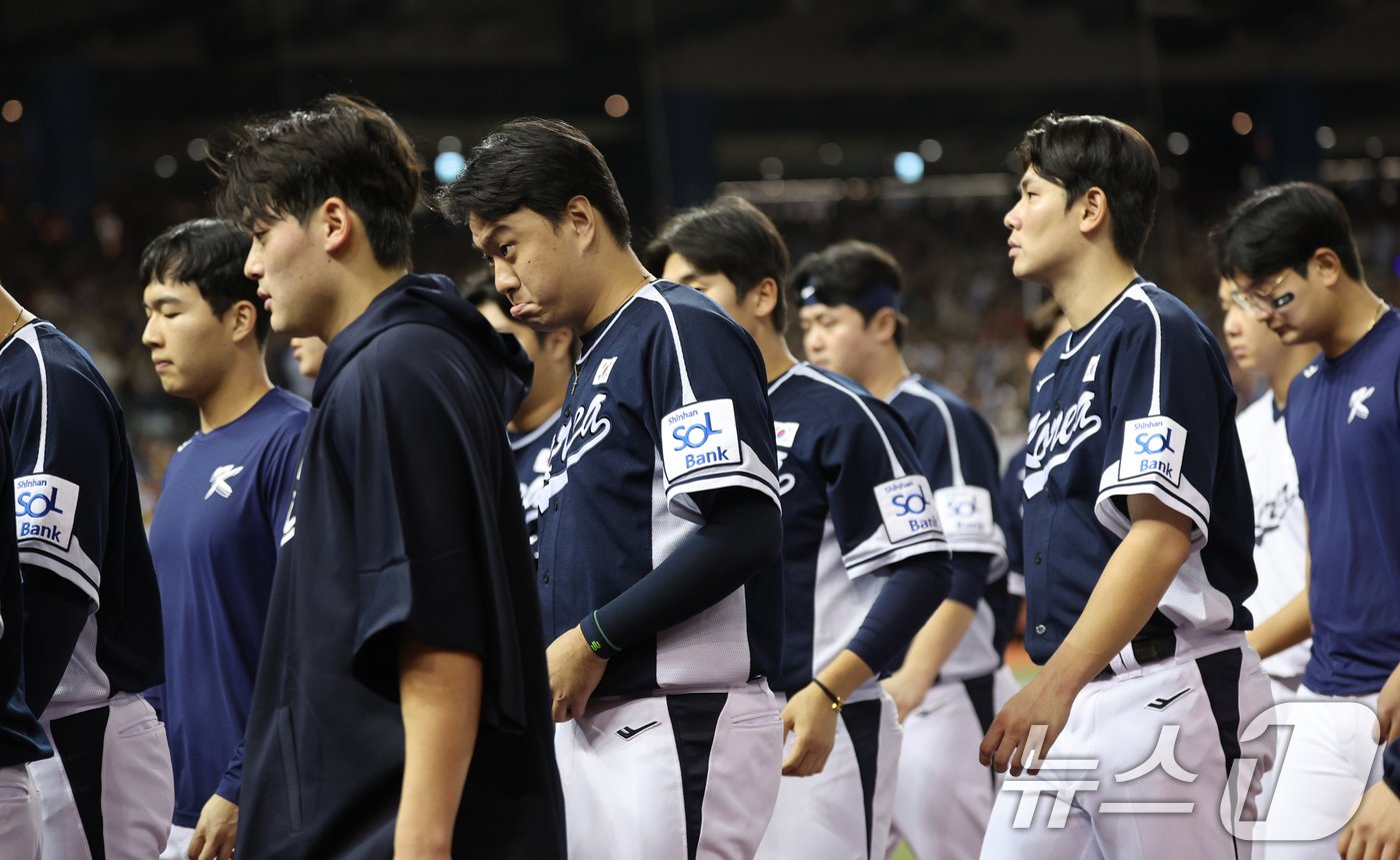 13일&#40;현지시간&#41; 오후 대만 타이베이시 타이베이돔에서 열린 2024 WBSC 프리미어12 B조 예선 대한민국과 대만의 경기에서 3대 6으로 패배한 대한민국 대표팀 선수들이 어두운 표정으로 경기장을 나서고 있다. 2024.11.13/뉴스1 ⓒ News1 장수영 기자