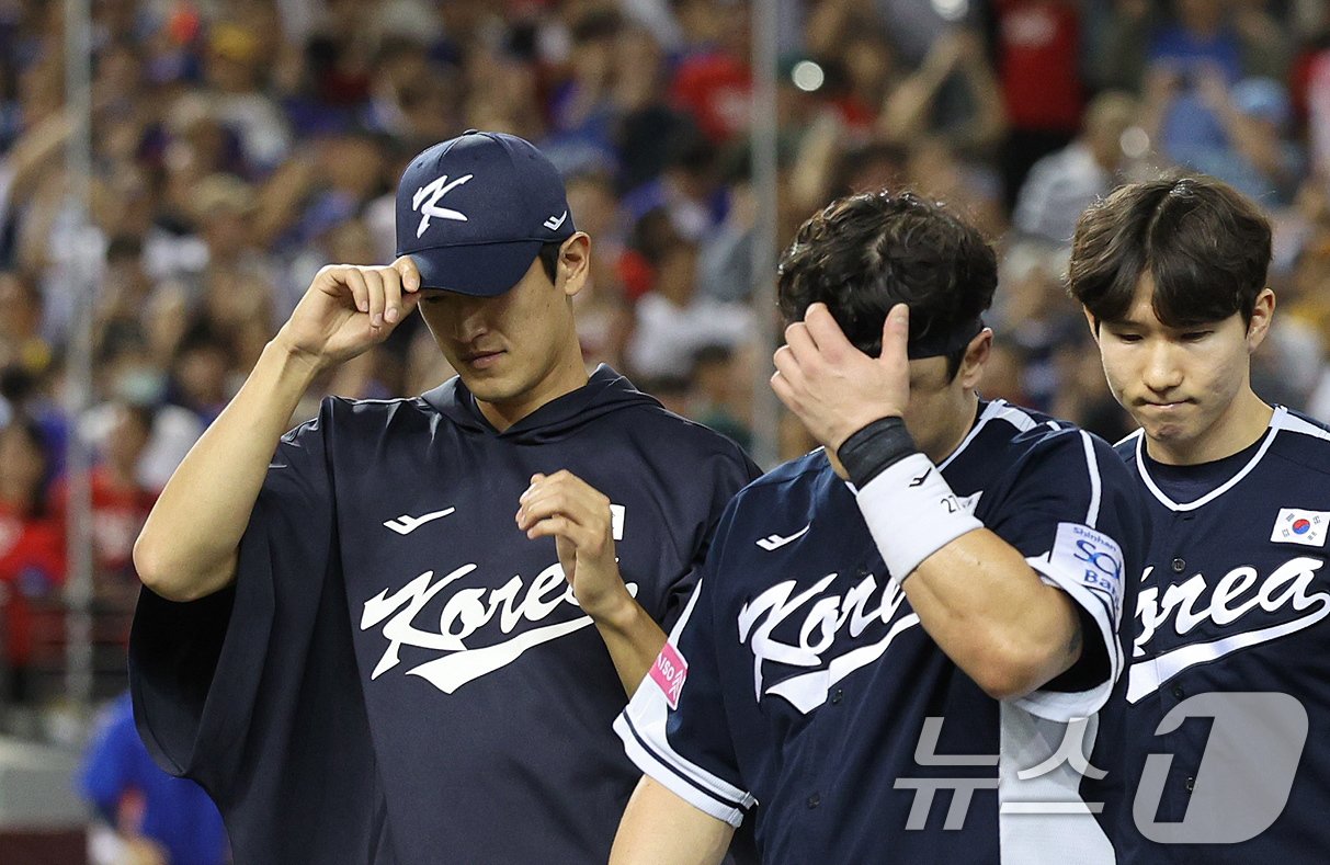 13일&#40;현지시간&#41; 오후 대만 타이베이시 타이베이돔에서 열린 2024 WBSC 프리미어12 B조 예선 대한민국과 대만의 경기에서 3대 6으로 패배한 대한민국 대표팀 고영표와 박동원이 어두운 표정으로 경기장을 나서고 있다. 2024.11.13/뉴스1 ⓒ News1 장수영 기자