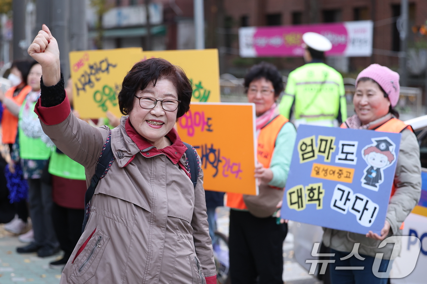 (서울=뉴스1) 김성진 기자 = 2025학년도 대학수학능력시험일인 14일 오전 서울시교육청 12지구 제22시험장인 마포구 홍익대학교사범대학부속여자고등학교에서 일성여자중고등학교 최고 …