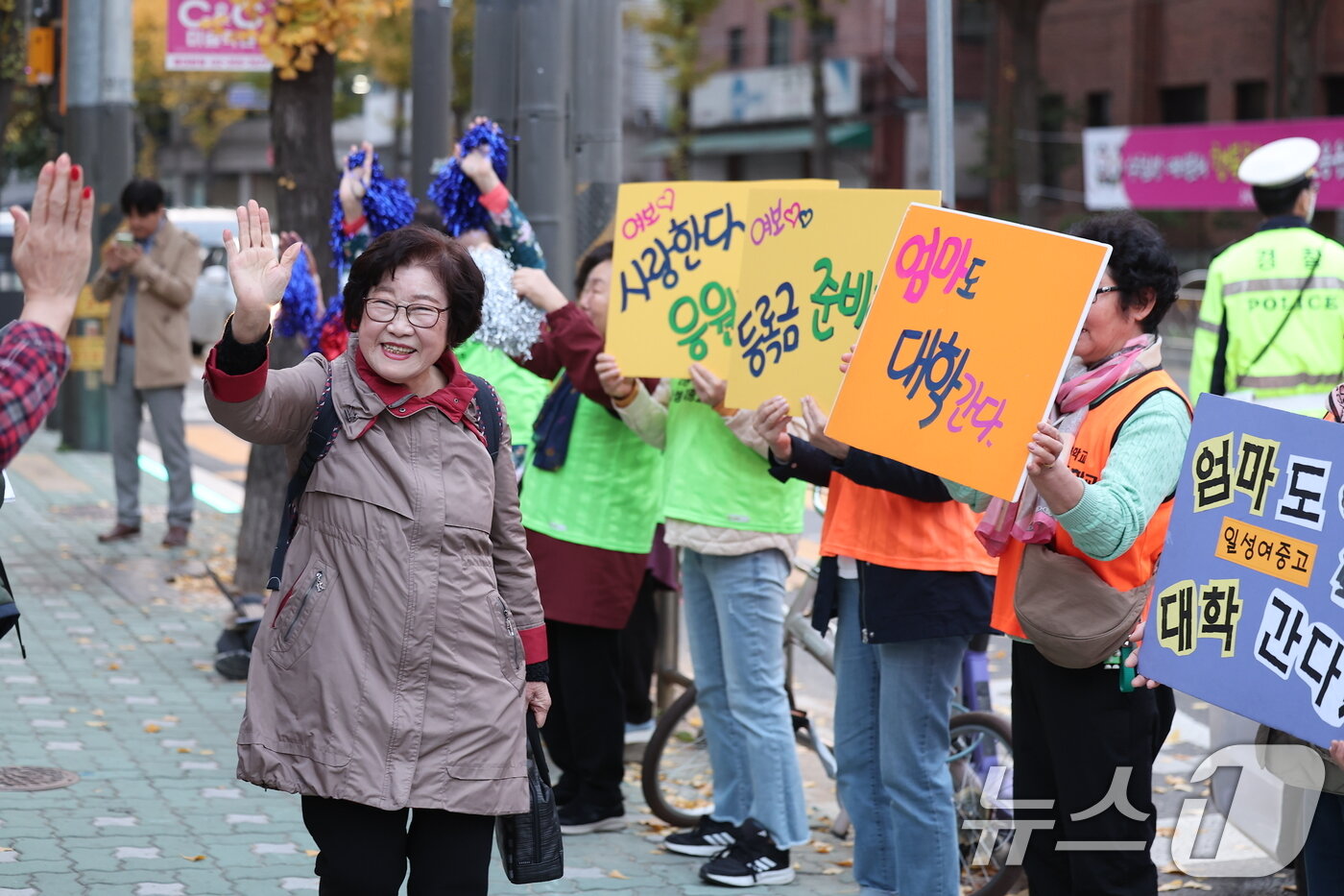 본문 이미지 - 2025학년도 대학수학능력시험일인 14일 오전 서울시교육청 12지구 제22시험장인 마포구 홍익대학교사범대학부속여자고등학교에서 일성여자중고등학교 최고령 수험생 임태수&#40;83&#41; 할머니가 학우들의 응원을 받으며 시험장으로 향하고 있다. 2024.11.14/뉴스1 ⓒ News1 김성진 기자
