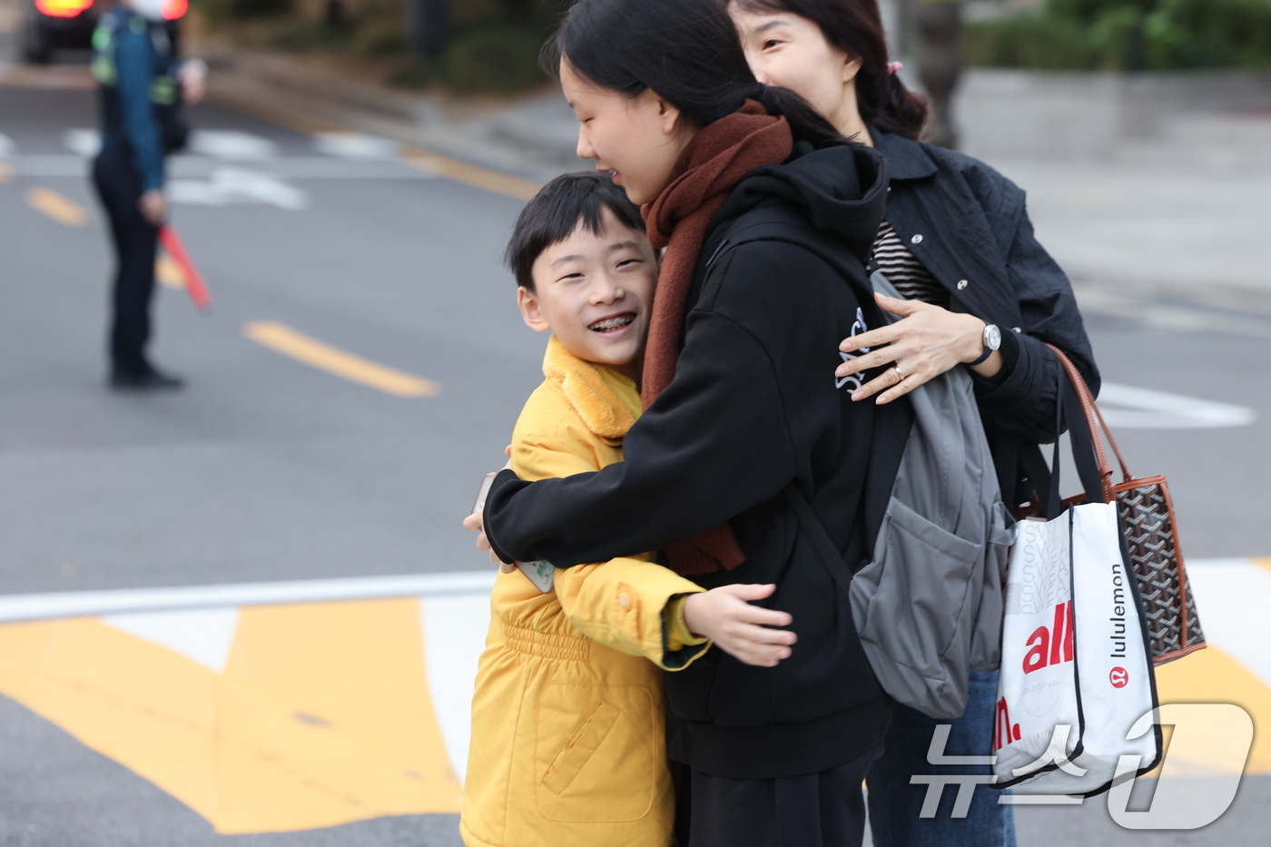 (서울=뉴스1) 이동해 기자 = 2025학년도 대학수학능력시험일인 14일 오전 서울특별시교육청 15시험지구 제20시험장인 서울 중구 이화여자외국어고등학교 앞에서 한 수험생이 동생의 …