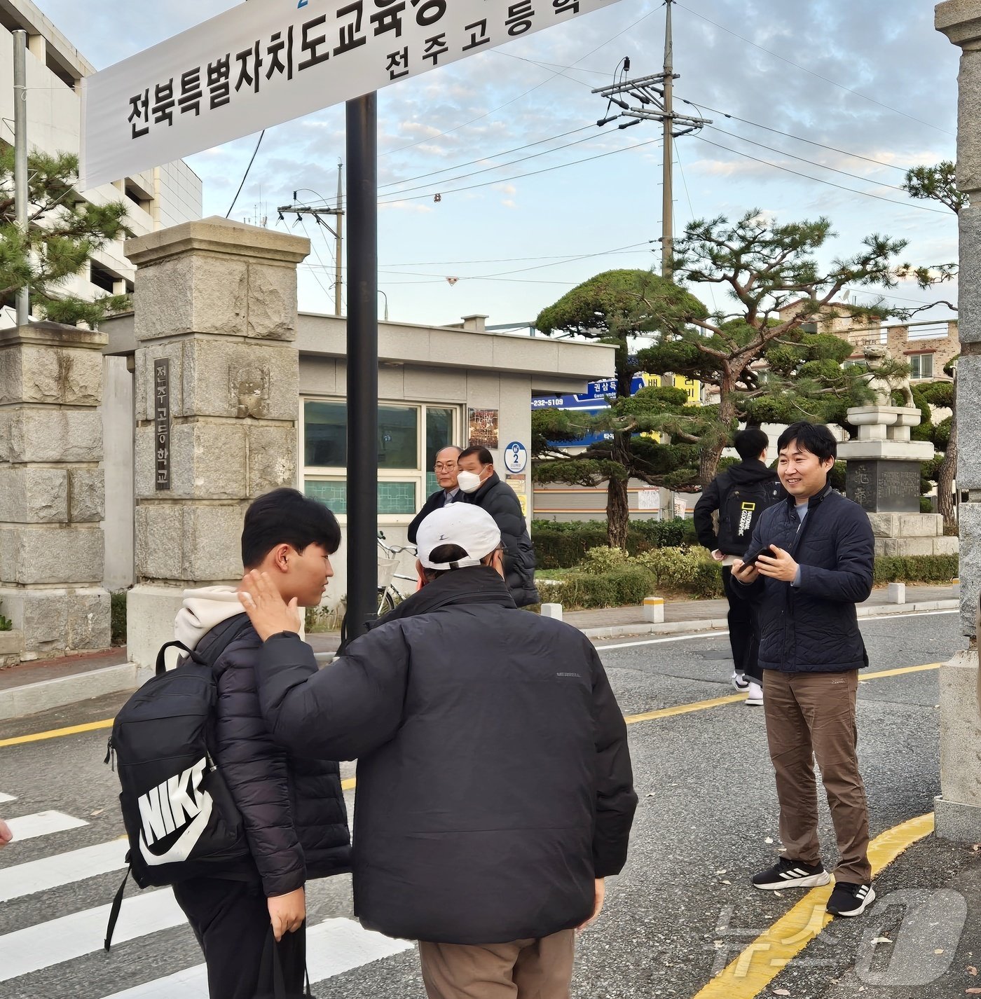 2025학년도 대학수학능력시험일인 14일 오전 전북 전주시 전주고등학교에서 한 아버지가 아들을 격려하고 있다. 2024.11.16/뉴스1 ⓒ News1 강교현 기자