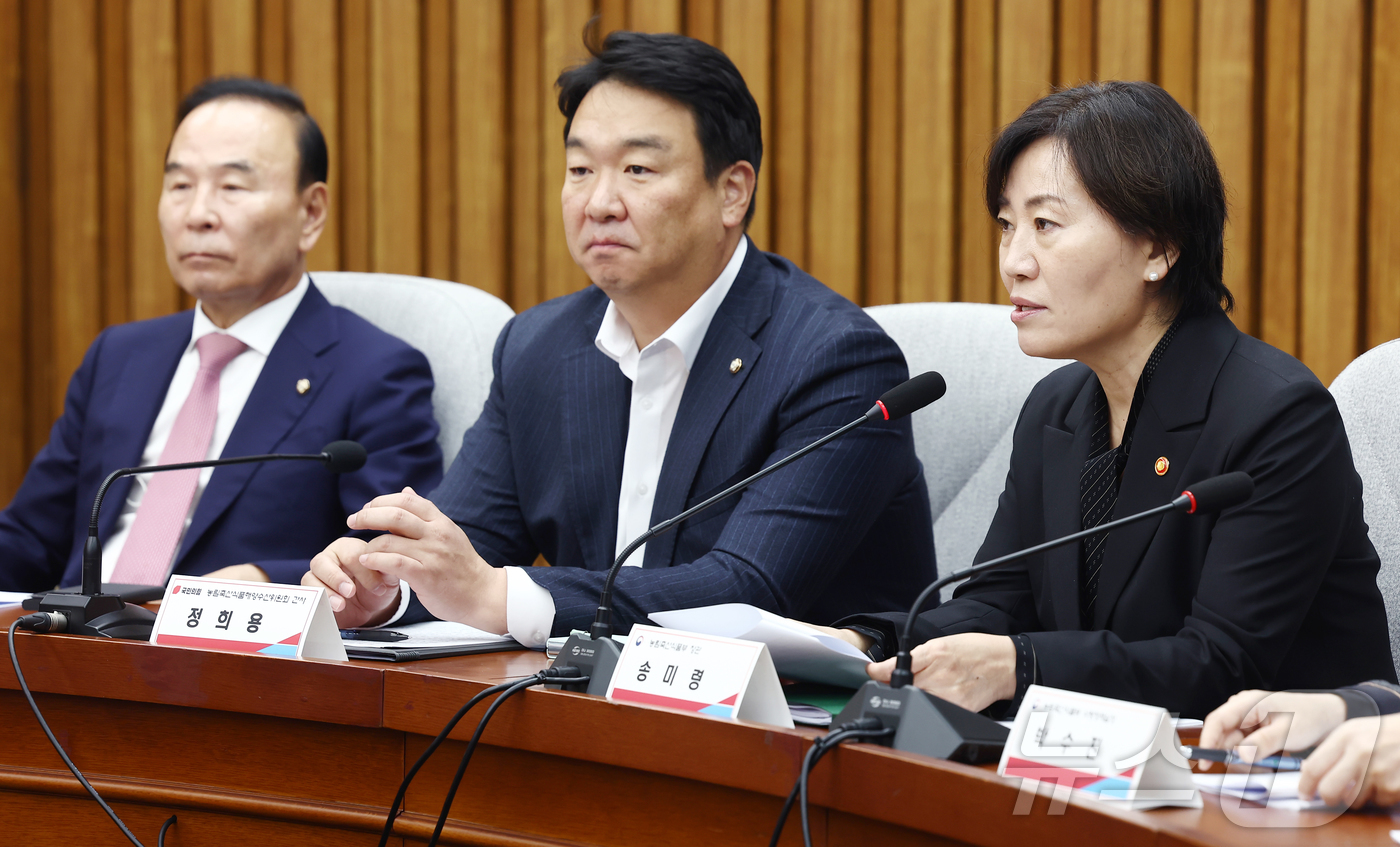 (서울=뉴스1) 김민지 기자 = 송미령 농림축산식품부 장관이 14일 오전 서울 여의도 국회에서 열린 '쌀값 안정을 위한 실무 당정 협의회'에서 인사말을 하고 있다.오른쪽부터 송 장 …