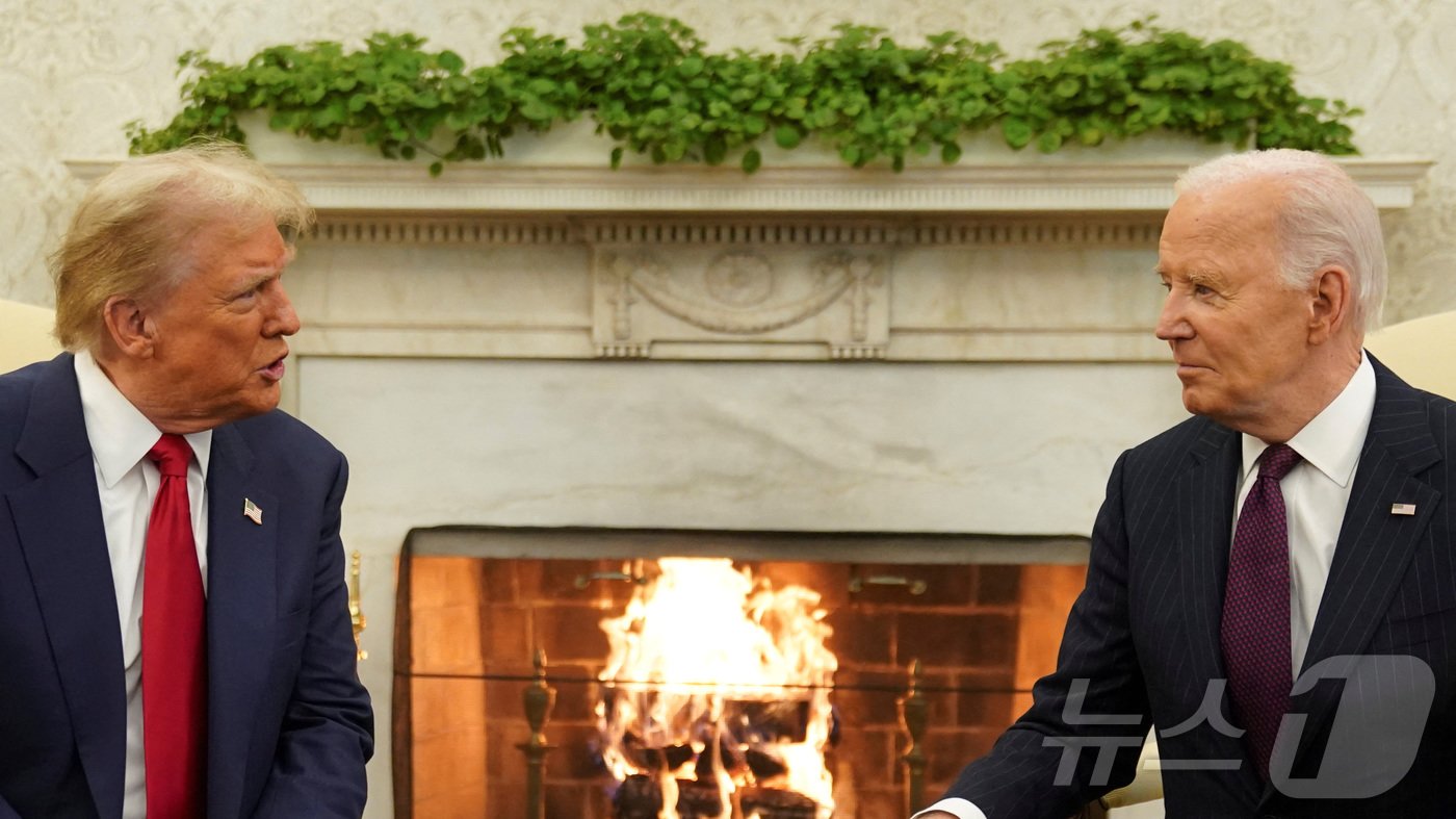 본문 이미지 - 조 바이든 미국 대통령&#40;오른쪽&#41;과 도널드 트럼프 대통령 당선인이 13일&#40;현지시간&#41; 워싱턴 백악관에서 만나 대화를 하고 있다. 2024.11.14 ⓒ 로이터=뉴스1 ⓒ News1 우동명 기자