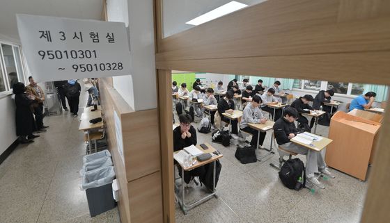 수능 출제위원장 "킬러문항 배제, 적정 난이도 고르게 출제"(2보)