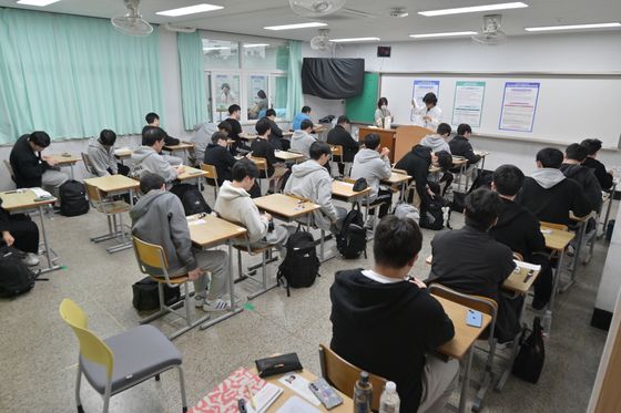 수능 출제위원장 "킬러문항 배제, 적정 난이도 고르게 출제"(상보)