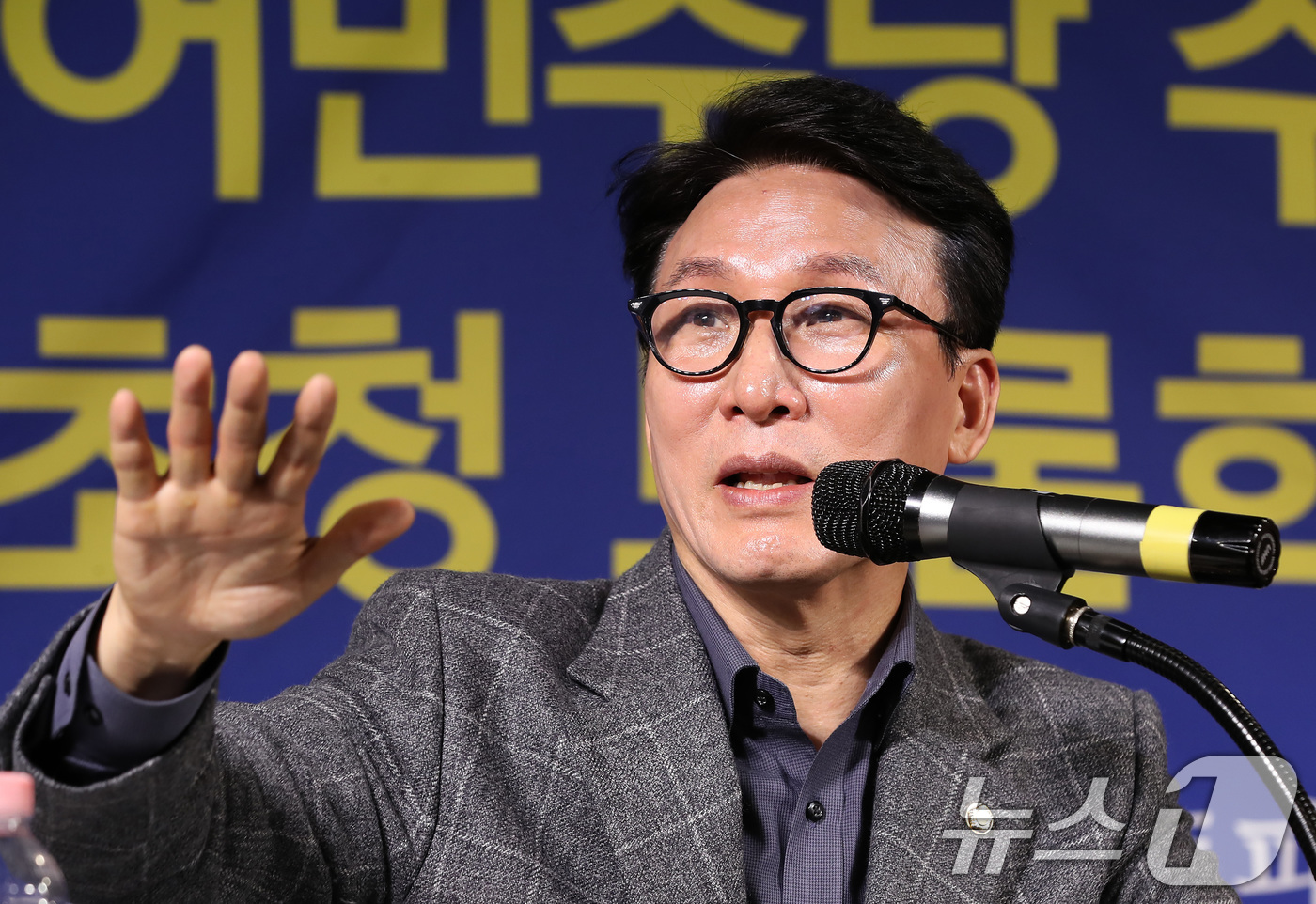 (대구=뉴스1) 공정식 기자 = 김민석 더불어민주당 수석최고위원이 14일 오전 대구 남구 이천동 대구아트파크에서 열린 아시아포럼21 초청토론회에 참석해 언론인 질문에 답하고 있다. …