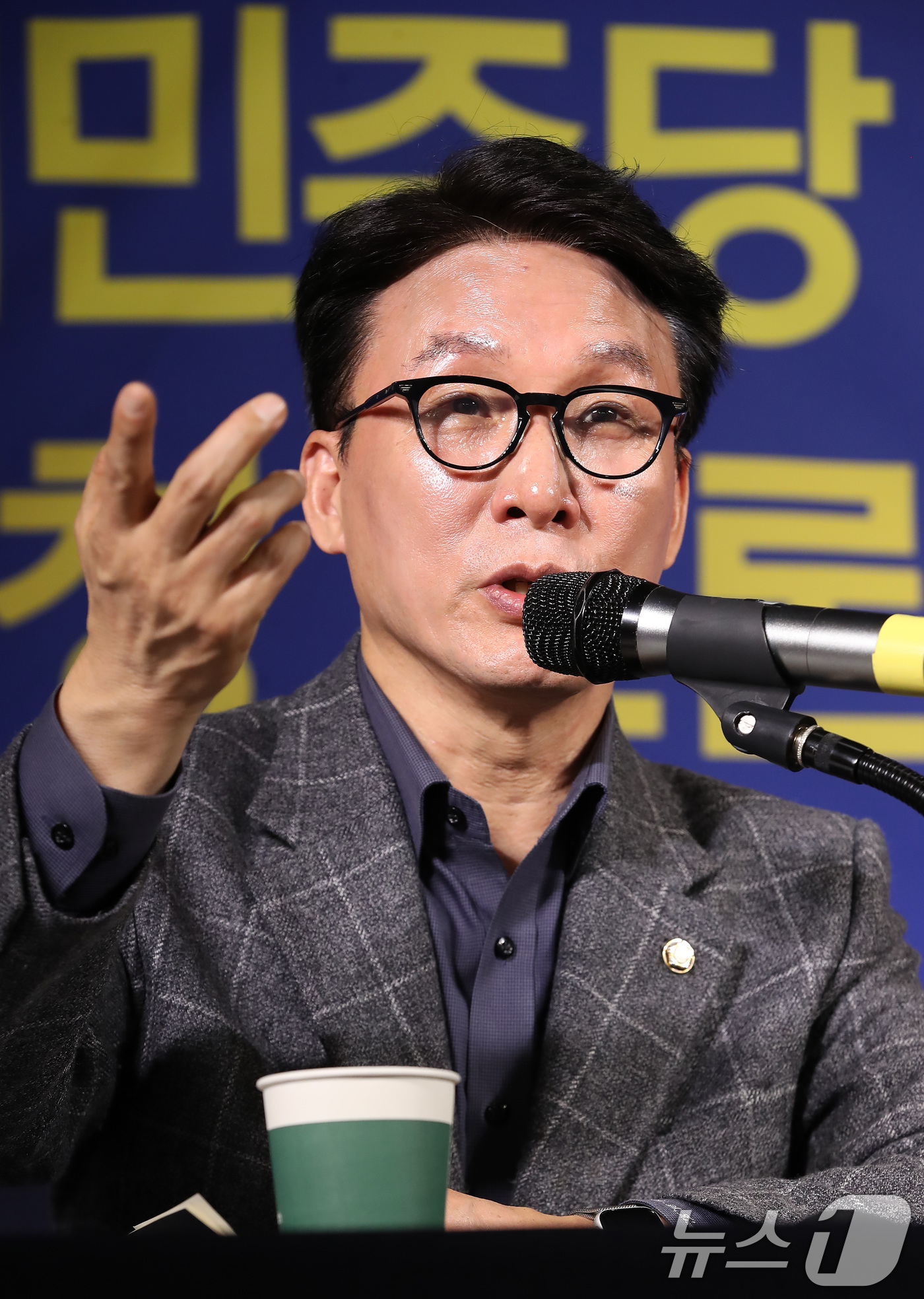 (대구=뉴스1) 공정식 기자 = 김민석 더불어민주당 수석최고위원이 14일 오전 대구 남구 이천동 대구아트파크에서 열린 아시아포럼21 초청토론회에 참석해 언론인 질문에 답하고 있다. …