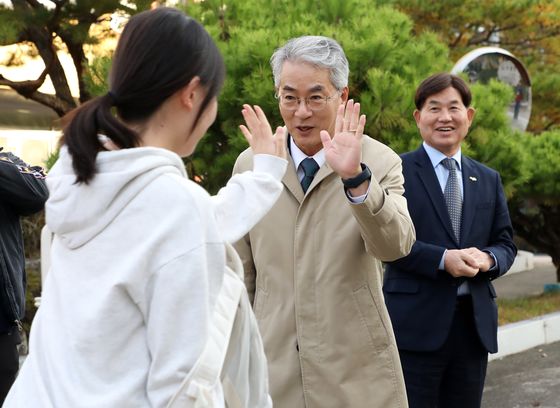 "화이팅, 잘 할 수 있어" 경남 수능 시험장 곳곳 '따뜻한 응원'