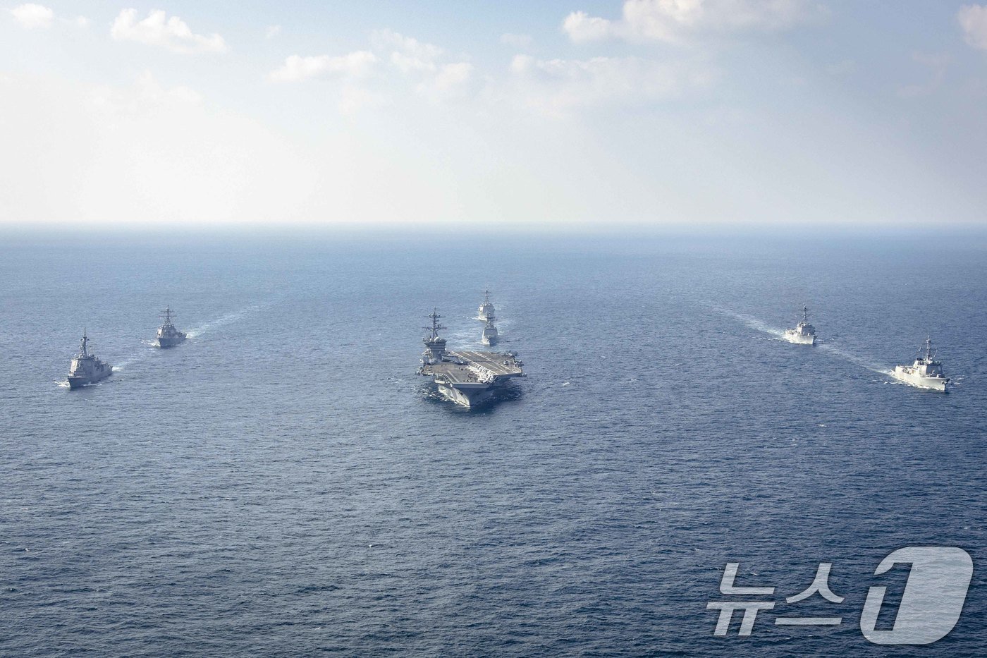 본문 이미지 - 지난 13일 제주 남방 공해상에서 한미일 다영역 훈련 '프리덤 에지' 훈련이 진행되고 있다. 해상 가운데 앞줄 미국 항공모함 조지워싱턴함, 가운데 중간 한국 충무공이순신함, 가운데 뒷줄 미국 듀이함, 왼쪽 앞줄 일본 하구로함, 왼쪽 뒷줄 미국 히긴스함, 오른쪽 앞줄 한국 서애류성룡함, 오른쪽 뒷줄 미국 맥캠벨함. (합동참모본부 제공) 2024.11.14/뉴스1