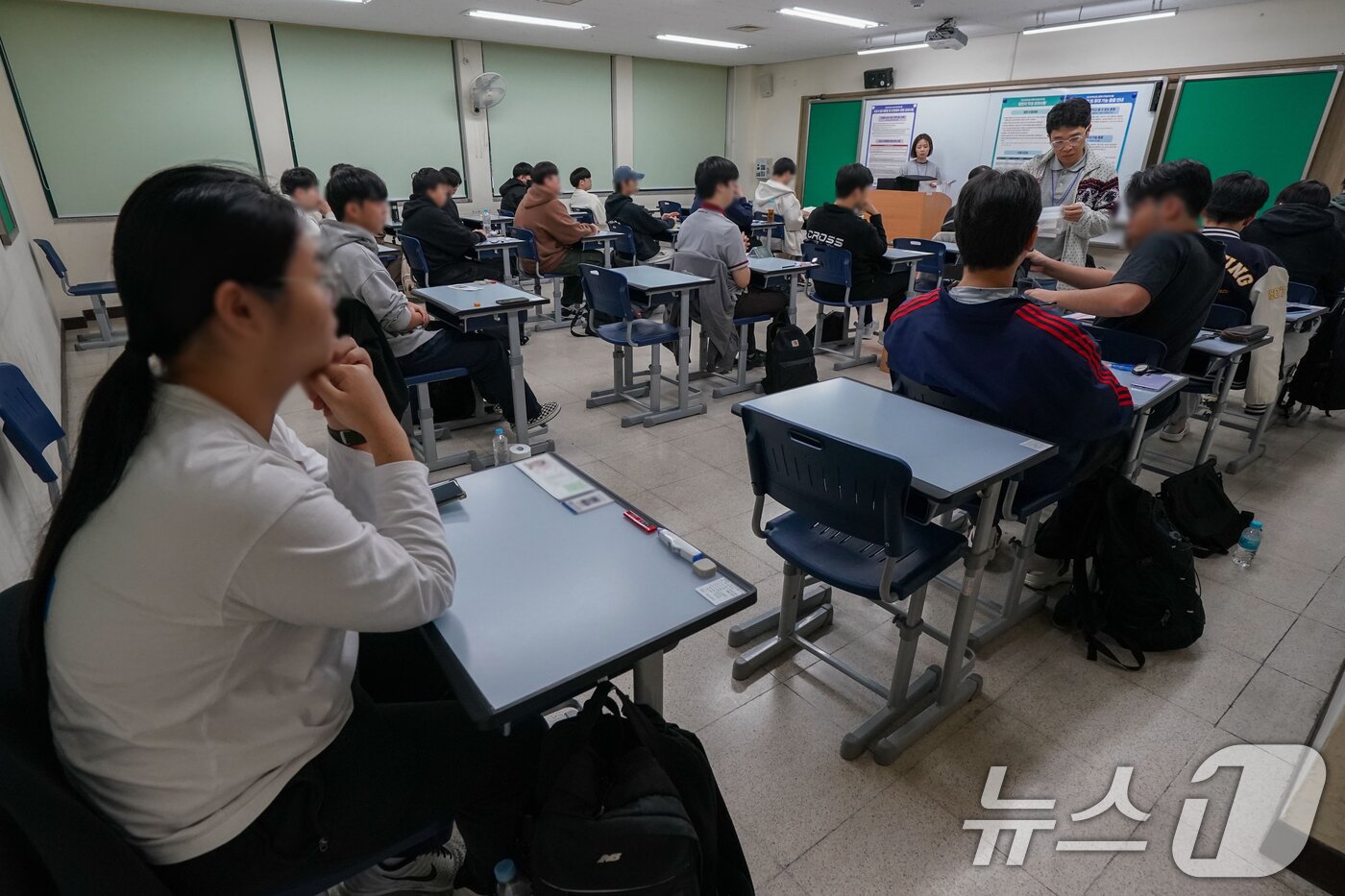 본문 이미지 - 2025학년도 대학수학능력시험일인 14일 서울 종로구 경복고등학교에서 수험생들이 시험 시작을 기다리고 있다. 2024.11.14/뉴스1 ⓒ News1 사진공동취재단