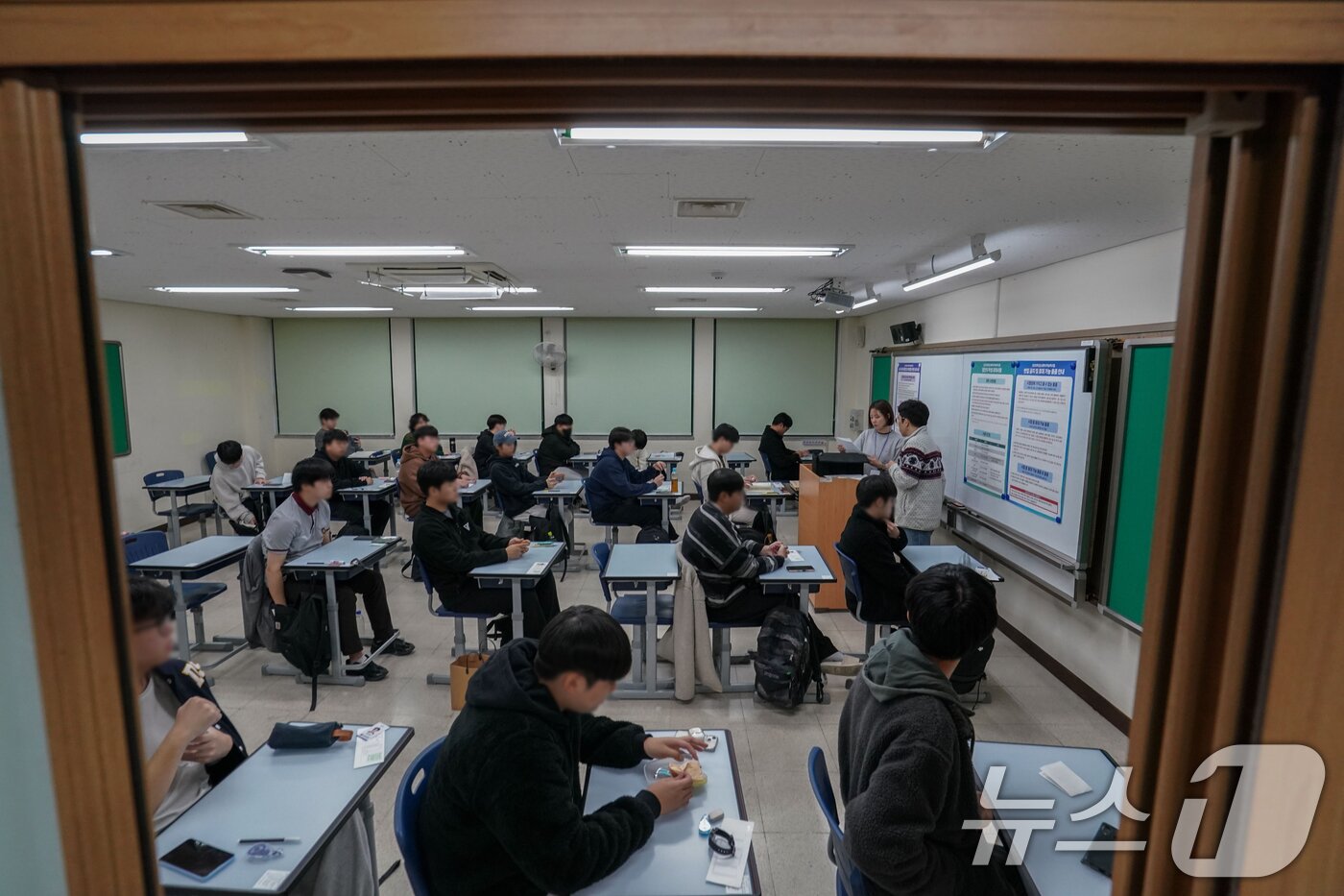 2025학년도 대학수학능력시험일인 14일 서울 종로구 경복고등학교에서 수험생들이 시험 시작을 기다리고 있다. 2024.11.14/뉴스1 ⓒ News1 사진공동취재단