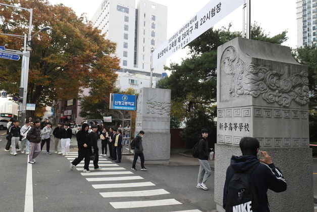 신분증 들고 달려온 부모·늦을라 오토바이 태워온 아빠…지각생 없어