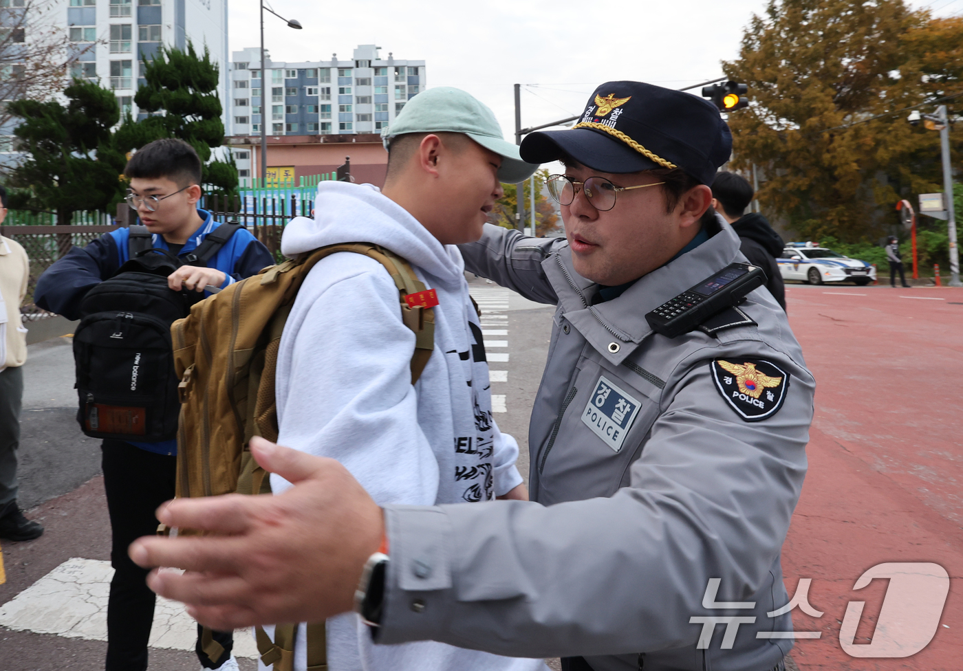 (광주=뉴스1) 김태성 기자 = 2025학년도 대학수학능력시험일인 14일 오전 광주시교육청 26지구 제2시험장인 광산구 정광고등학교 앞에서 10시간 걸려 시험보러온 해병대 수험생에 …