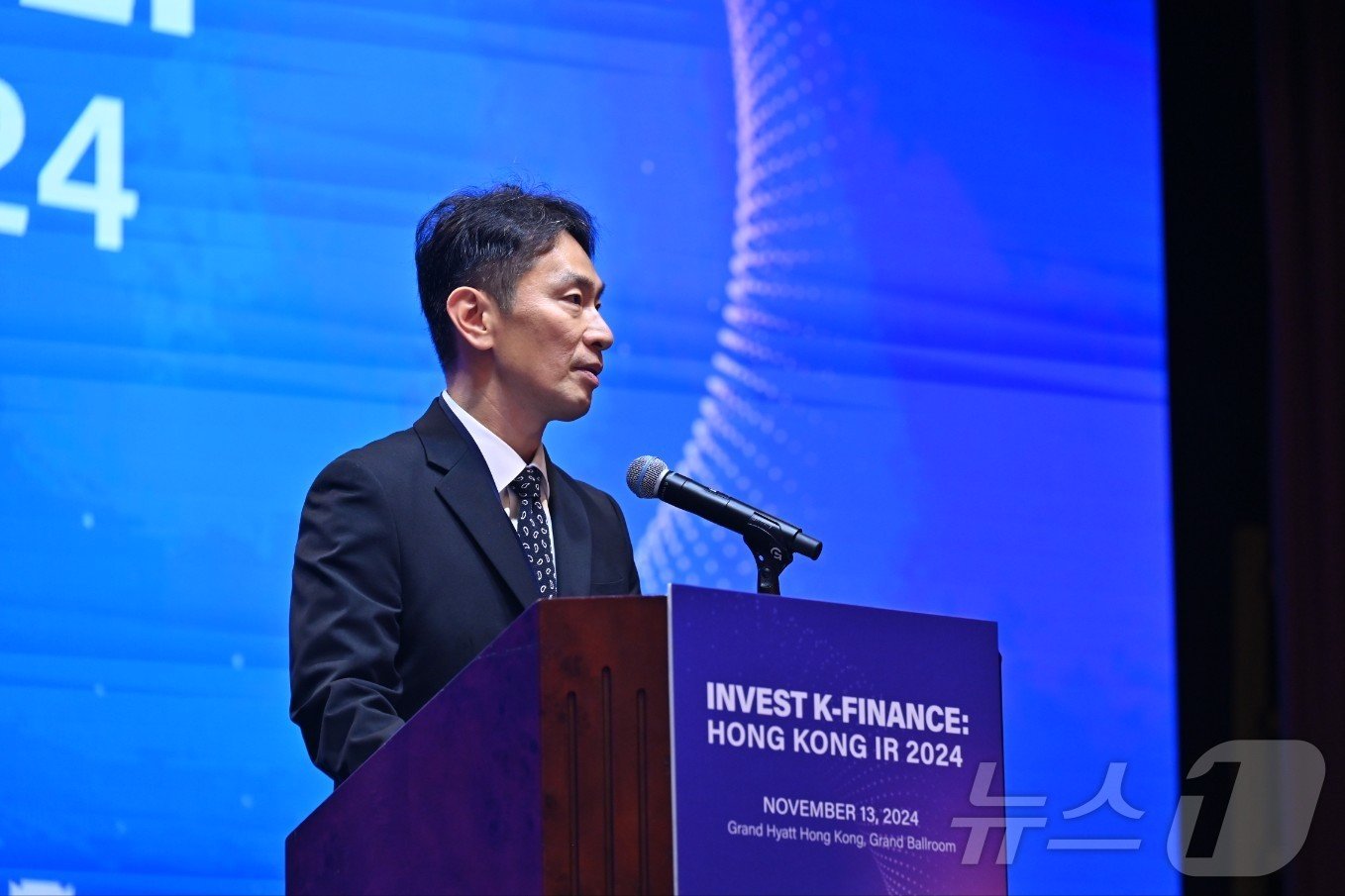 본문 이미지 - 이복현 금융감독원장이 13일(현지시간) 홍콩 그랜드하얏트 호텔에서 열린 '2024년 금감원·지자체·금융권 공동 홍콩 투자설명회(INVEST K-FINANCE: 홍콩 IR 2024)'에서 개회사를 하고 있다. (금감원 제공)