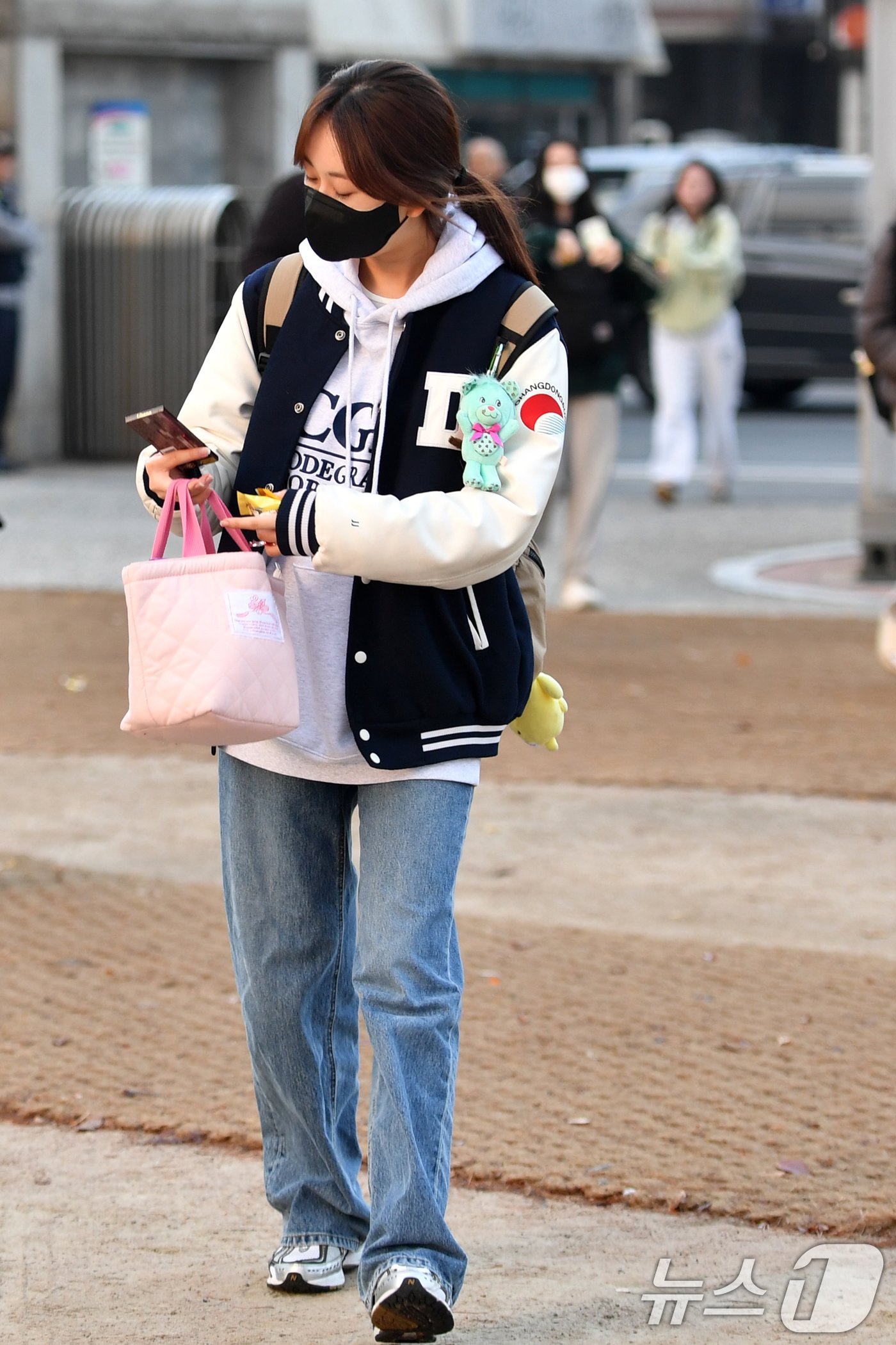 본문 이미지 - 트로트 가수 전유진이 2025학년도 대학수학능력시험일인 14일 오전 경상북도교육청 80지구 제11시험장인 포항 영일고등학교 수험장으로 들어가면서 도시락을 확인하고 있다. 2024.11.14./뉴스1 ⓒ News1 최창호 기자