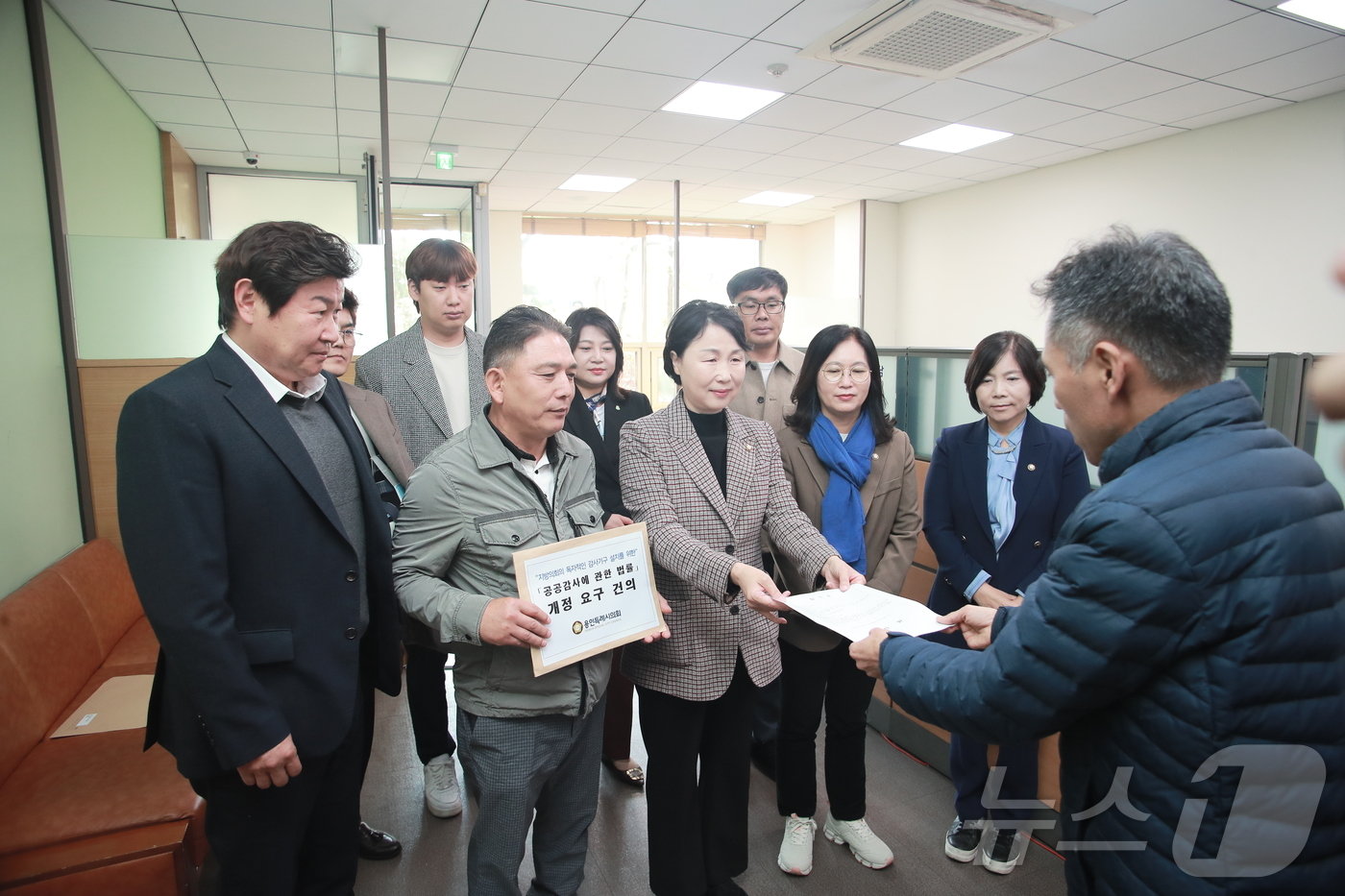 용인시의회 의원들이 &#39;공공감사법&#39; 개정 요구 건의문을 감사원 관계자에게 전달하고 있다.&#40;용인시의회 제공&#41;