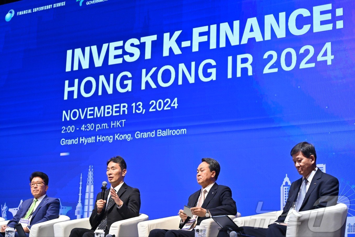 본문 이미지 - 13일(현지시간) 홍콩 그랜드하얏트 호텔에서 열린 '2024년 금감원·지자체·금융권 공동 홍콩 투자설명회(INVEST K-FINANCE: 홍콩 IR 2024)' 중 이복현 금감원장과 금융기관 CEO 들이 투자자들의 질문에 답하고 있다. 사진은 함영주 하나금융그룹 회장(왼쪽부터) 이복현 원장, 진옥동 신한금융그룹 회장, 원종규 코리안리재보험 대표.(금감원 제공) 