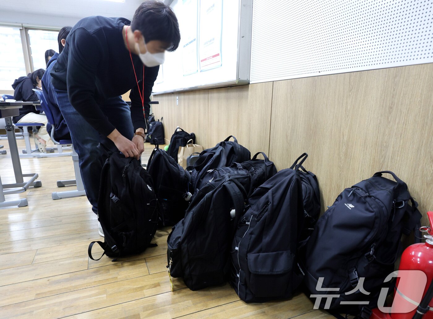 본문 이미지 - 2025학년도 대학수학능력시험이 실시된 14일 오전 서울 영등포구 여의도여자고등학교에서 시험 시작 전 감독관이 학생들이 제출한 가방을 확인하고 있다. 2024.11.14/뉴스1 ⓒ News1 사진공동취재단