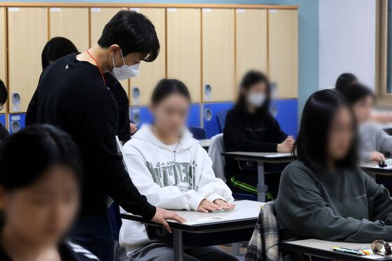 "수능 전날 대청소에 당일 서서 근무"…교사 99% "감독수당 인상해야"