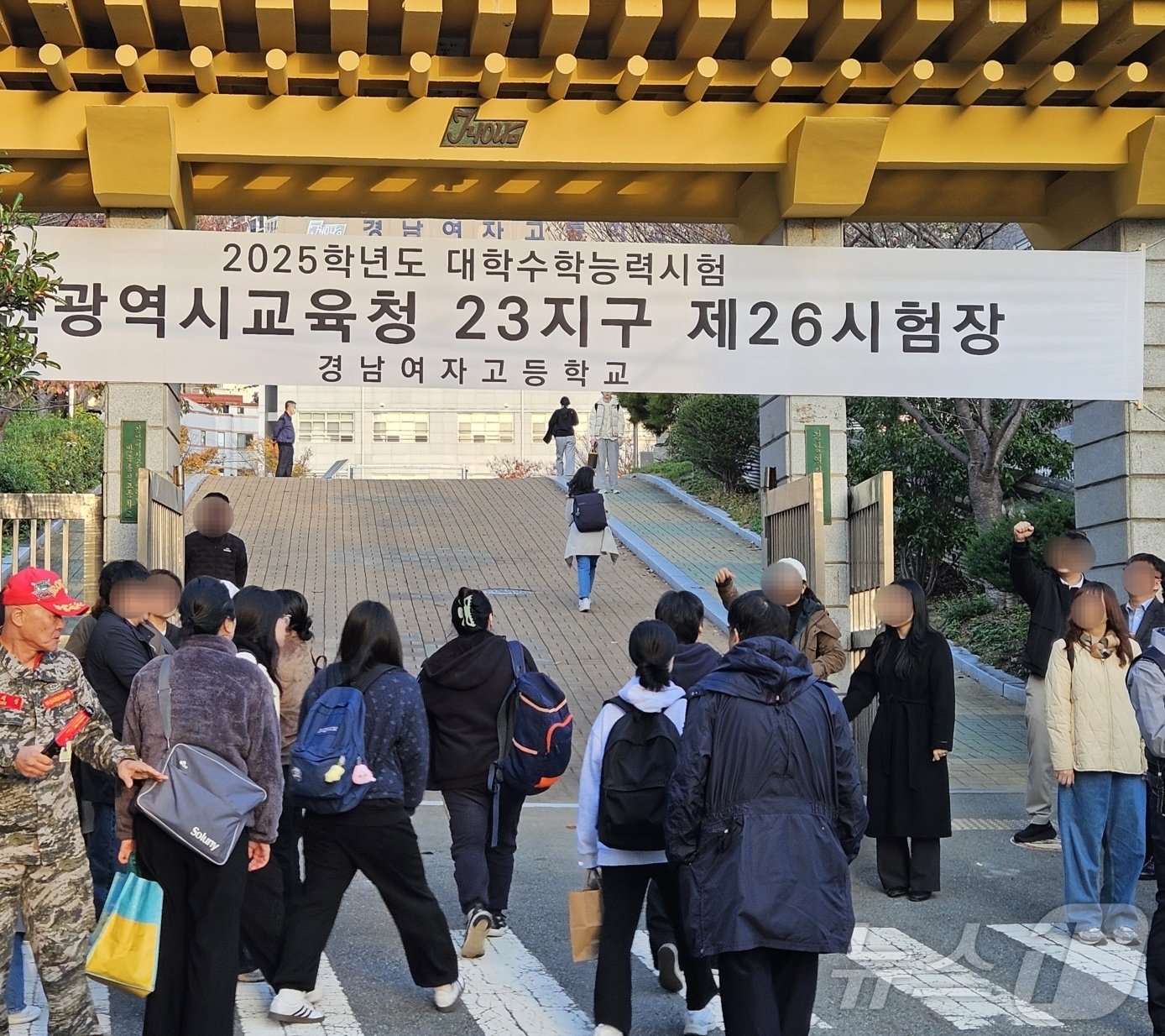 14일 오전 부산 동구 경남여고 앞이 학생, 교사, 경찰들로 북적이고 있다.2024.11.14/ⓒ News1 조아서 기자