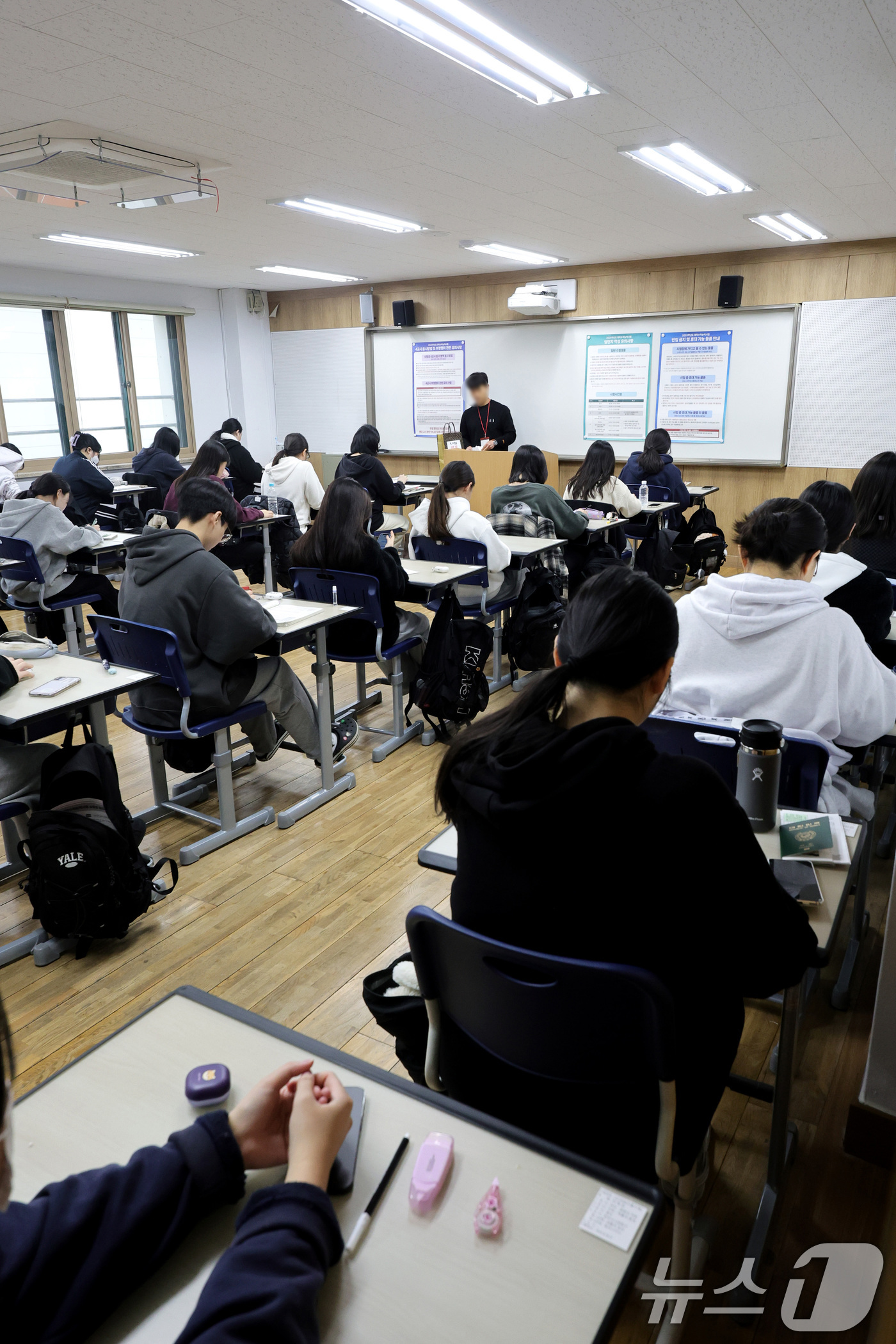 (서울=뉴스1) 사진공동취재단 = 2025학년도 대학수학능력시험이 실시된 14일 오전 서울 영등포구 여의도여자고등학교에서 수험생들이 시험 시작을 기다리고 있다. 2024.11.14 …