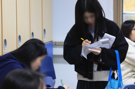 수능 한 달 앞 'AI 안경' 변수…감독 교사 부담도 커진다