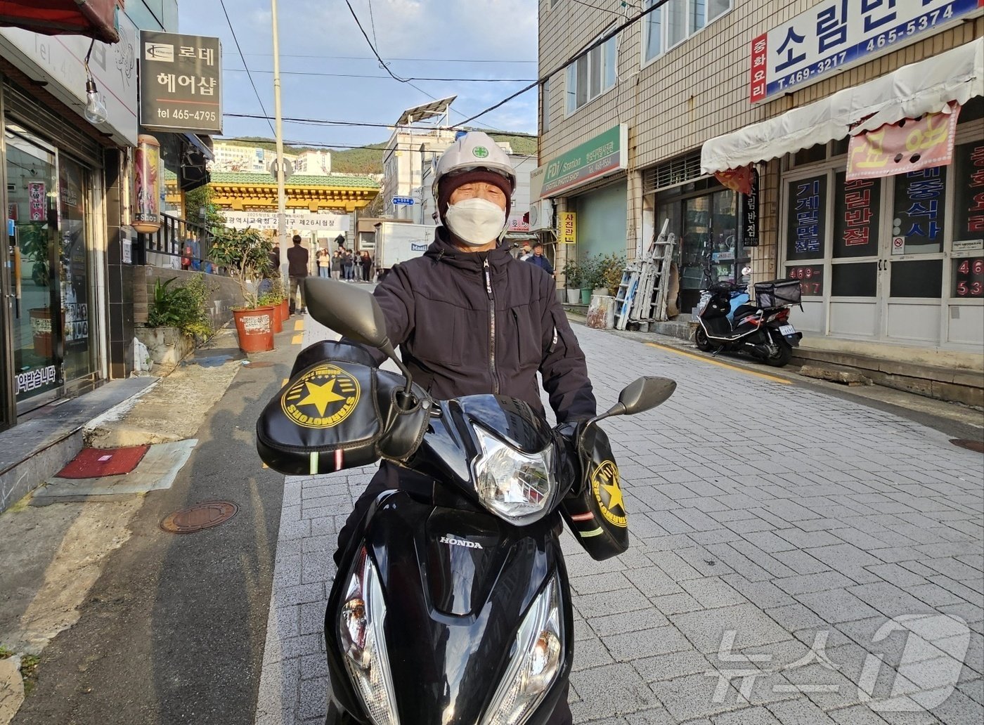 14일 오전 부산 동구 경남여고 앞 도로에서 수험생 4명을 태워준 이영진씨가 오토바이에 올라타 있다.2024.11.14/ⓒ News1 조아서 기자