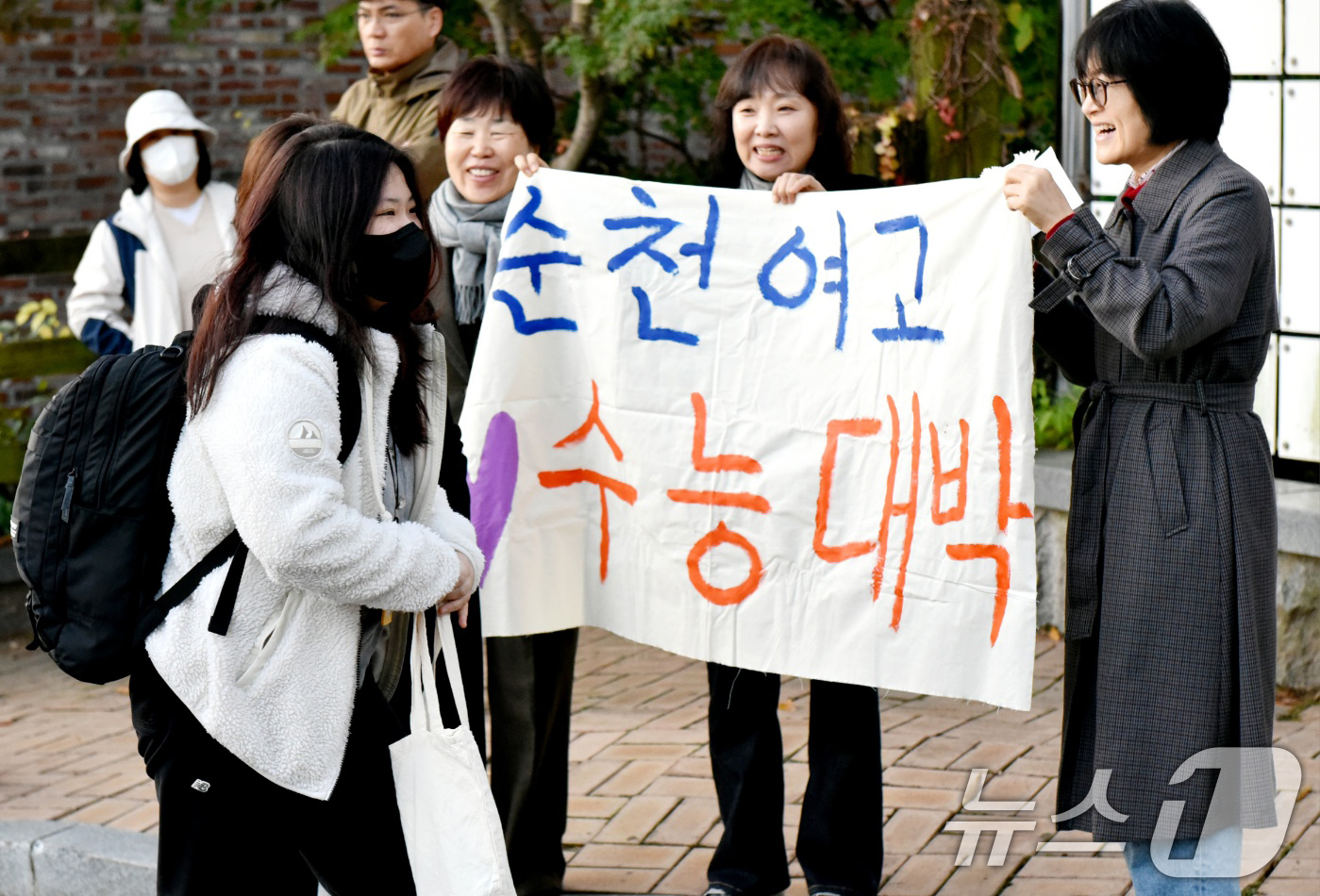 (순천=뉴스1) 김동수 기자 = 2025학년도 대학수학능력시험일인 14일 오전 전라남도교육청 75지구 제6시험장인 순천매산여자고등학교 앞에서 수험생들이 입실을 하고 있다.2024. …