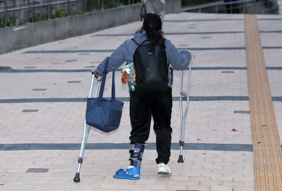 '피주머니' 달고 수험장·배달 오토바이 활약…위기일발 수능 입장(종합)