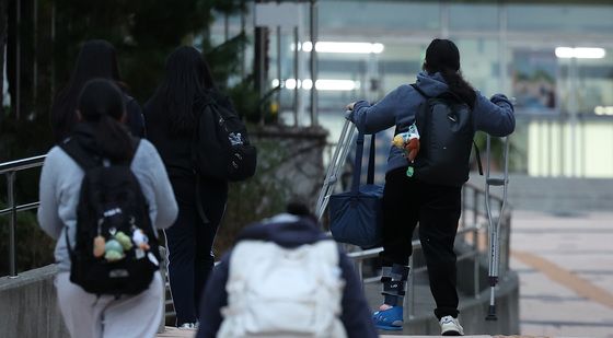 목발 짚으며 시험장으로