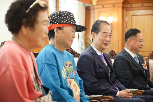 한 총리, 칠곡할매래퍼 만나 점심…"총리 동생 보니 좋다 좋아"