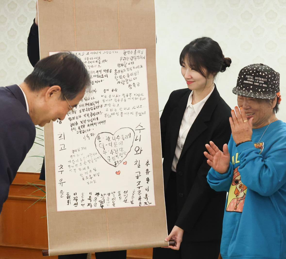 본문 이미지 - 한덕수 총리가 '수니와칠공주'로부터 받은 족자.(총리실 제공)